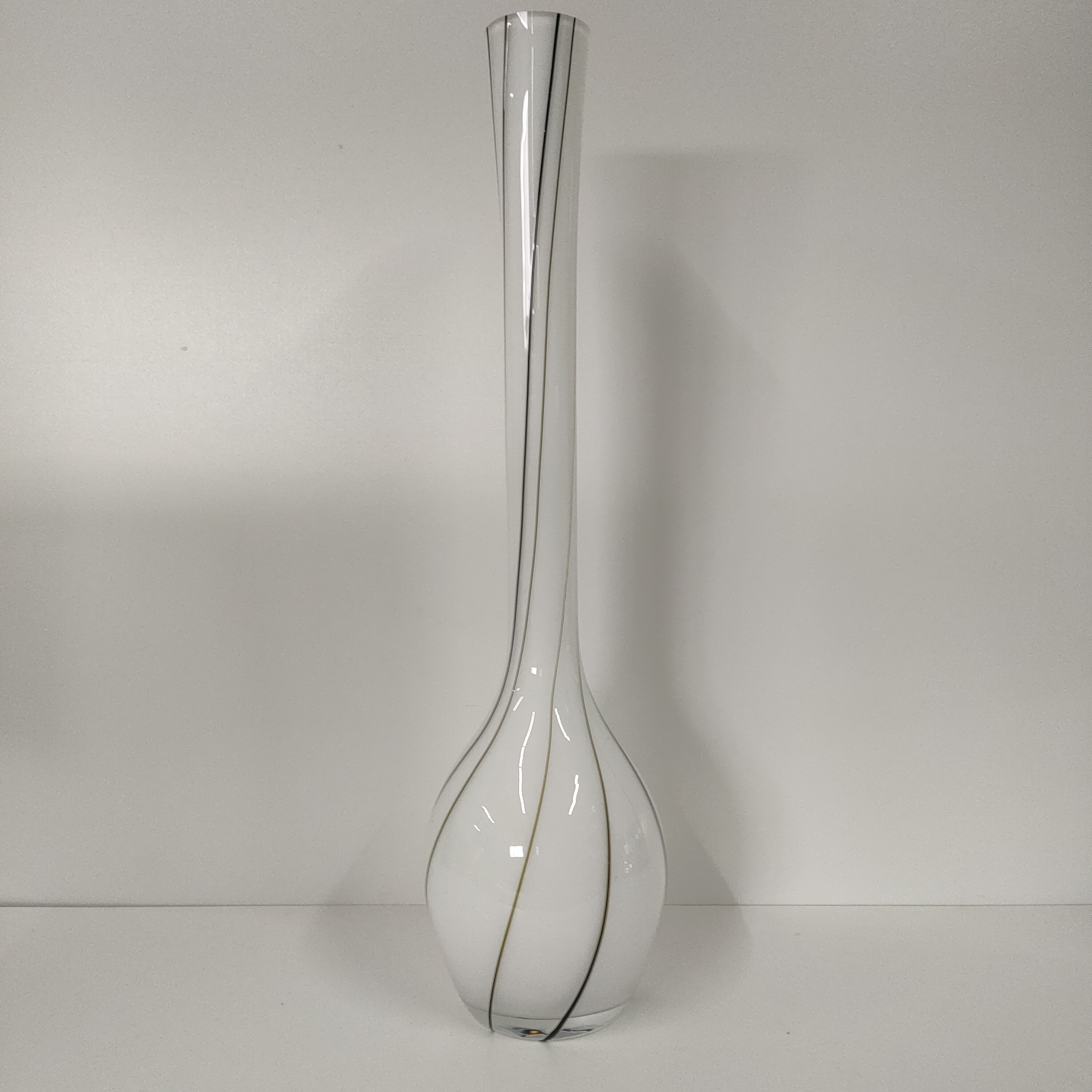 Hoge'handgemaakte Designvaas Met Zwarte Opgelegde 'glas' Lijnen image 7
