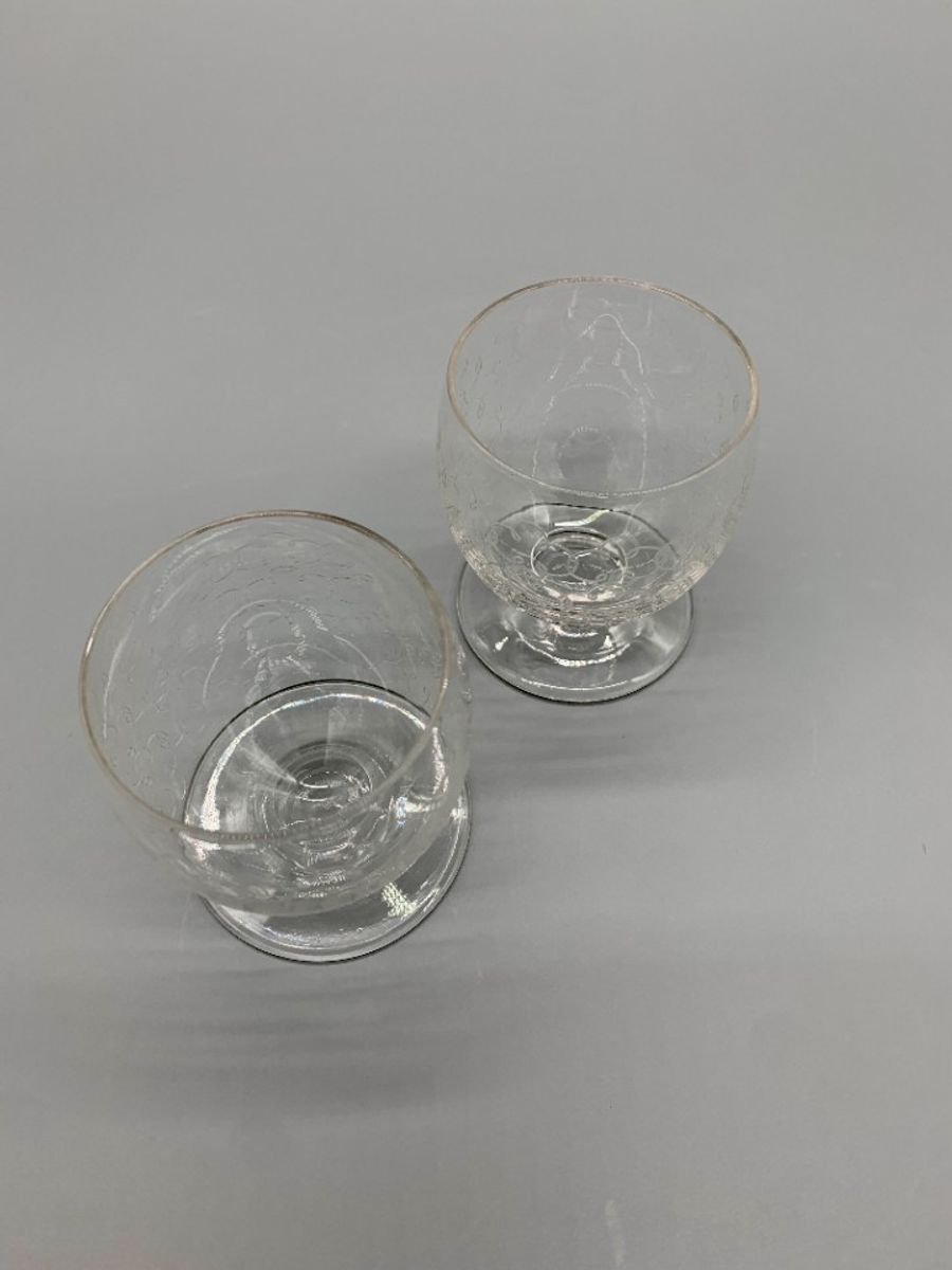 Set Antieke Gegraveerde Voetglaasjes 2 Stuks image 2