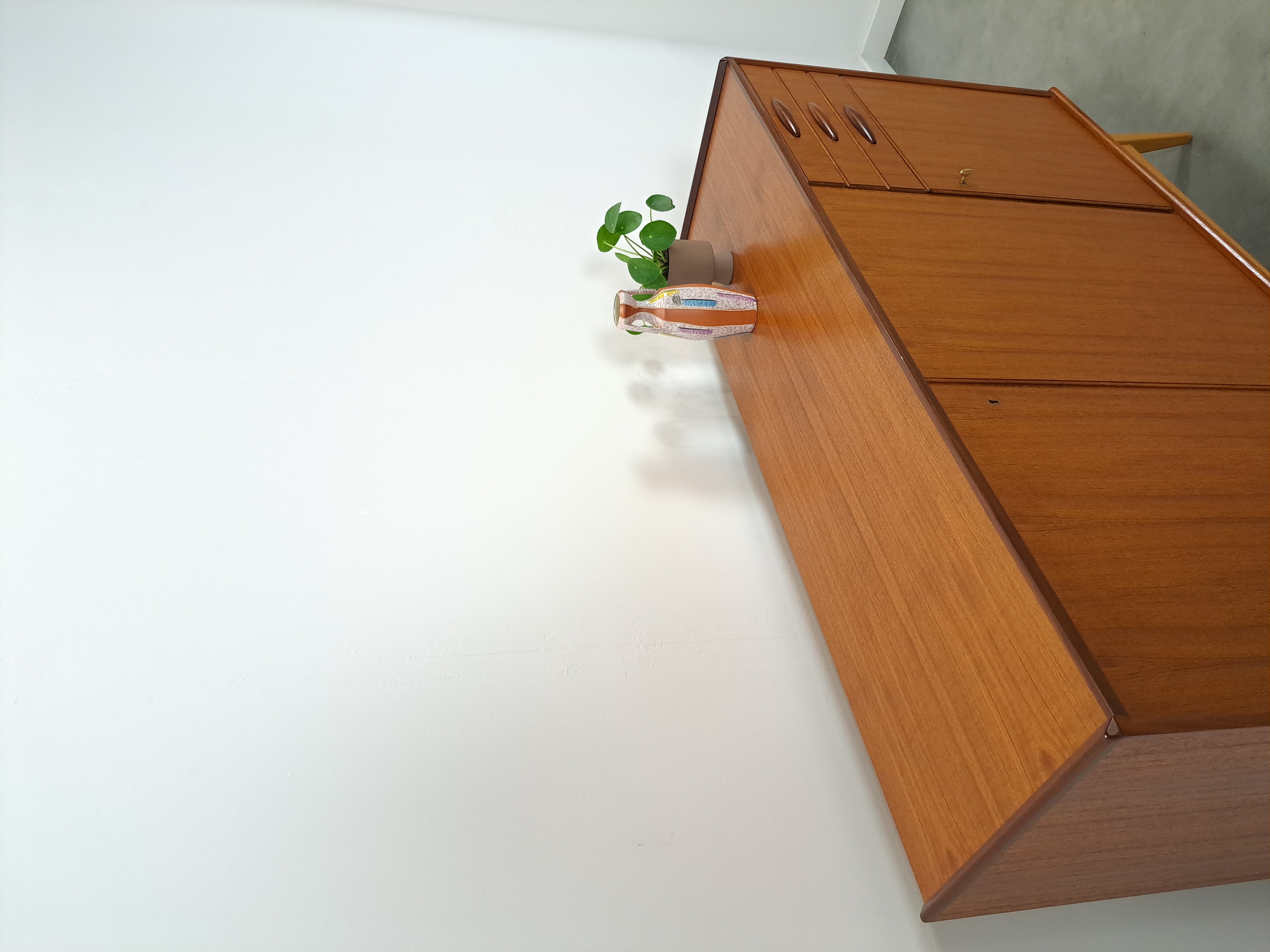 Teak Kast Met Schuine Poten En Lades Uit Zweden image 13