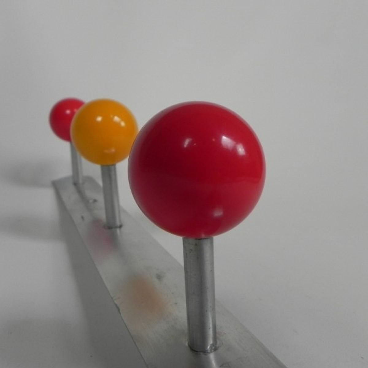 Wandkapstok Met Gekleurde Bollen, Jaren 50 image 9