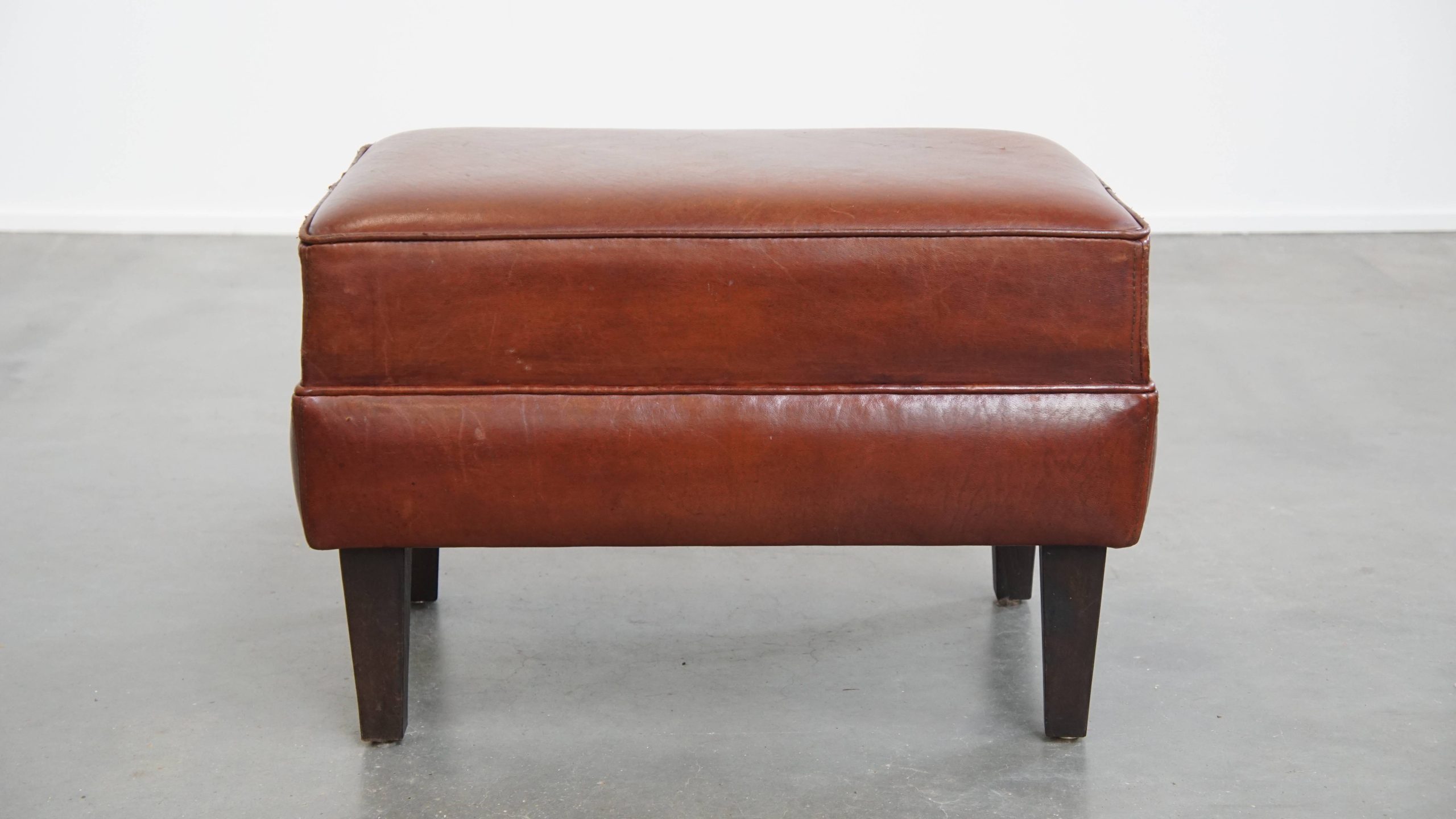Comfortabele En Karaktervolle Set Van 2 Schapenleren Chesterfield Fauteuils Met Hocker image 21