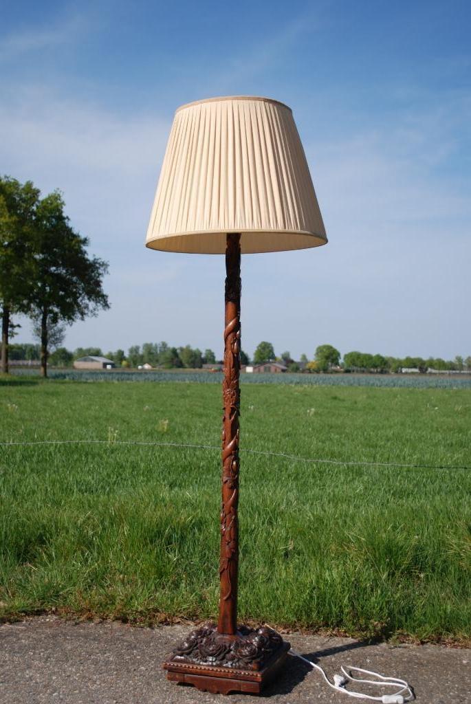 Antieke Schemerlamp Met Houtsnijwerk image 5