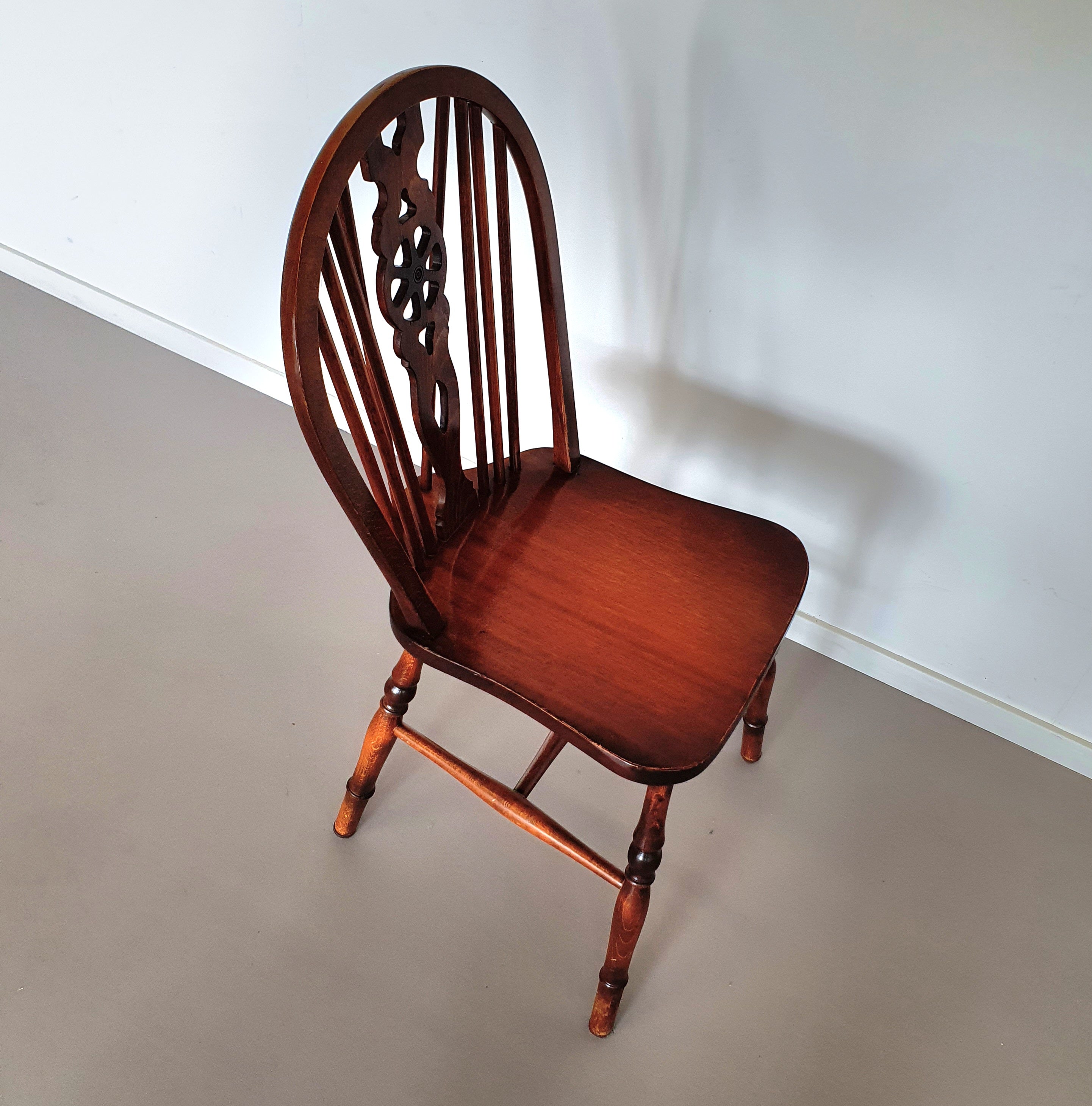 4 X Wheelback / Windsor Chairs / Marked image 13