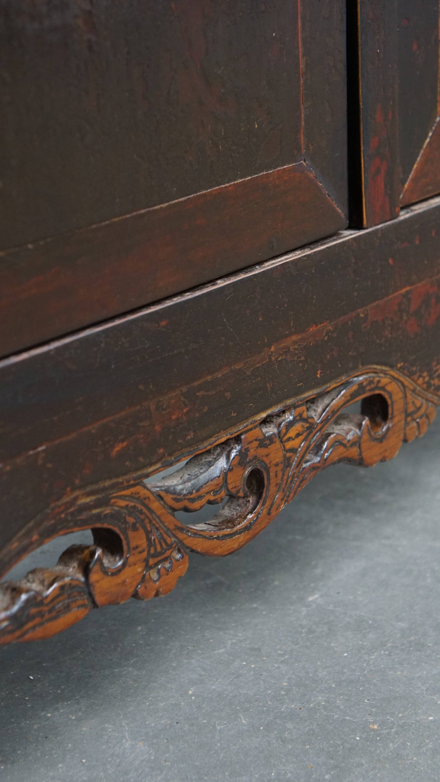 Antiek Houten Chinees Dressoir/ Altaar In Een Warme Donkere Kleur En Mooie Details image 13