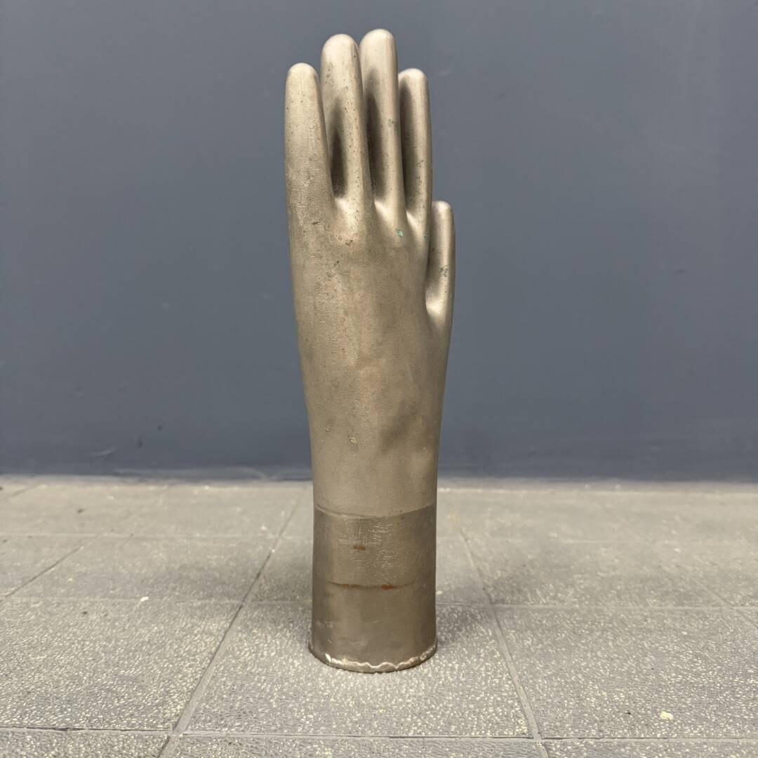 Vernikkelde Koperen Handschoenenmal image 7