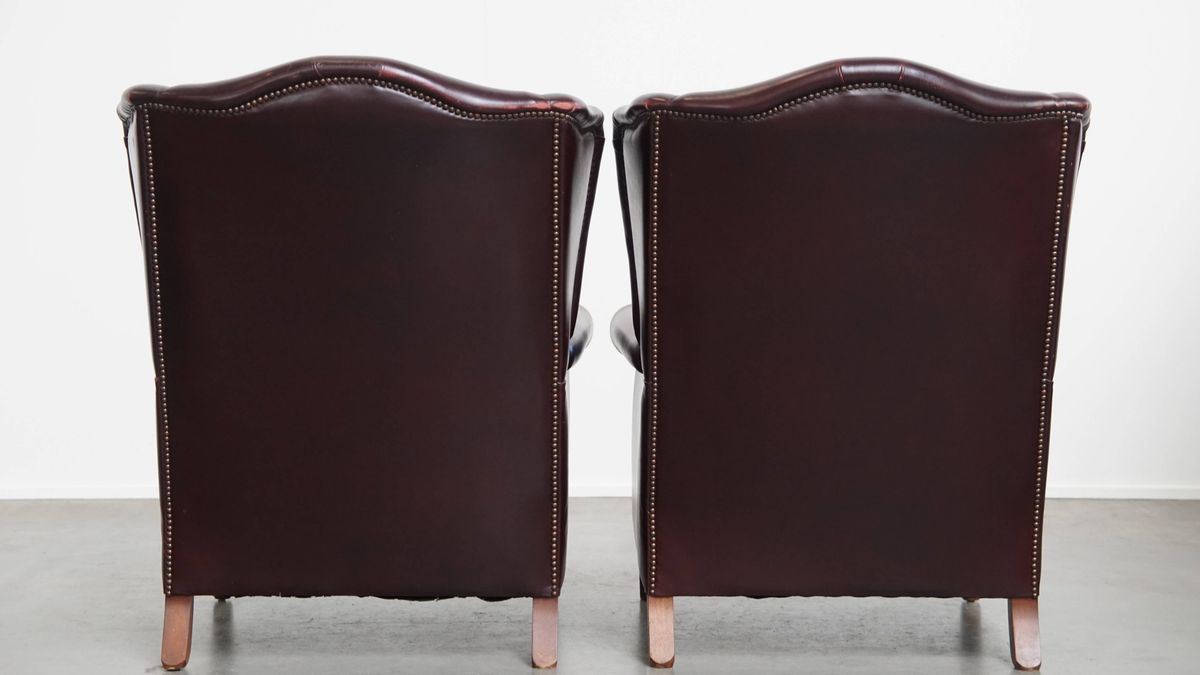 Set Van 2 Mooie En Comfortabele Bordeauxrode Rundleren Oorfauteuils In Engelse Stijl image 2