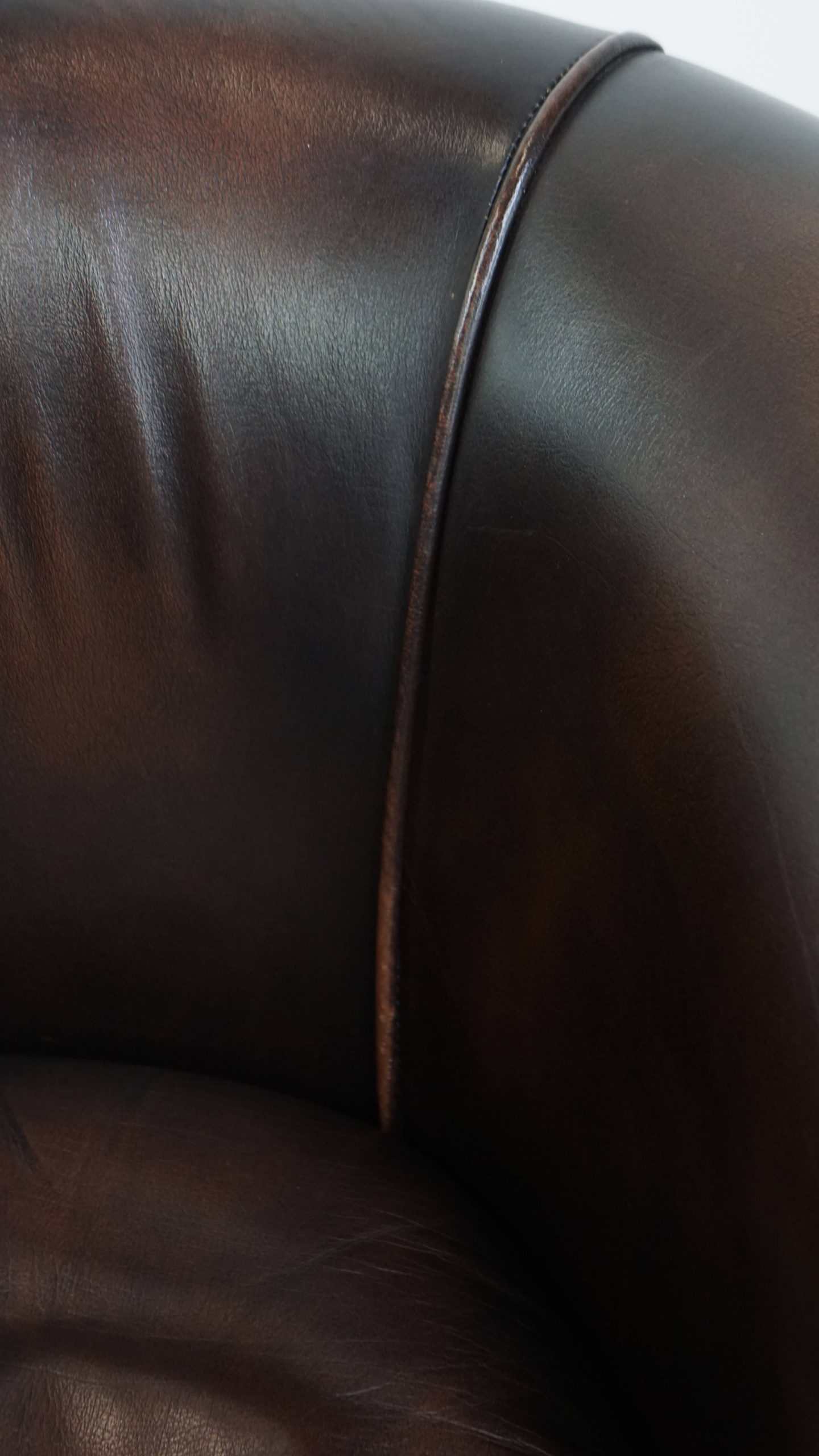 Elegante En Comfortabele Rundleren Clubfauteuil In Engelse Stijl In Een Mooie Donkere Kleur image 13