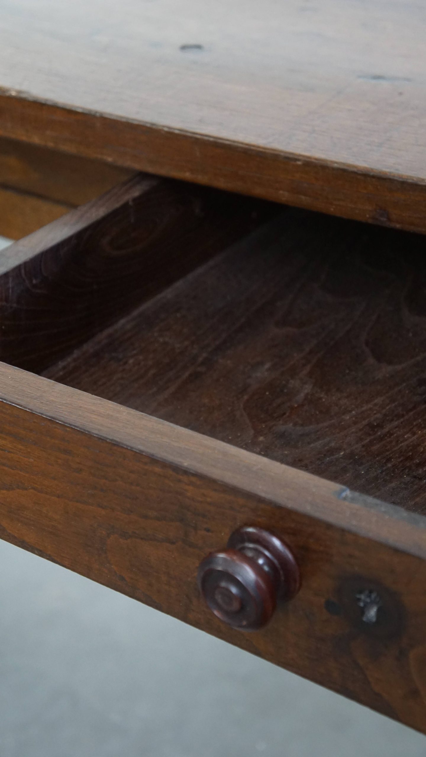 Tijdloze Antieke Vroeg 19e Eeuwse Engelse 6 Persoons Eettafel Met Een Prachtig Blad Van Notenhout image 13