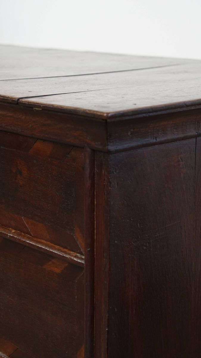 Engelse Antieke En Elegante Vroege Georgian Eikenhouten Ladekast Met Uniek Inlegwerk image 12