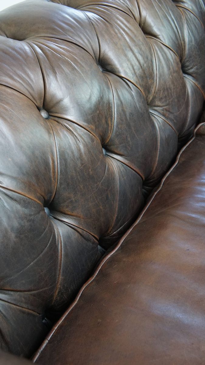 Luxe En Charmante Rundleren 3-zits Chesterfield Bank Op Wieltjes Met Een Onweerstaanbaar Karakter image 11