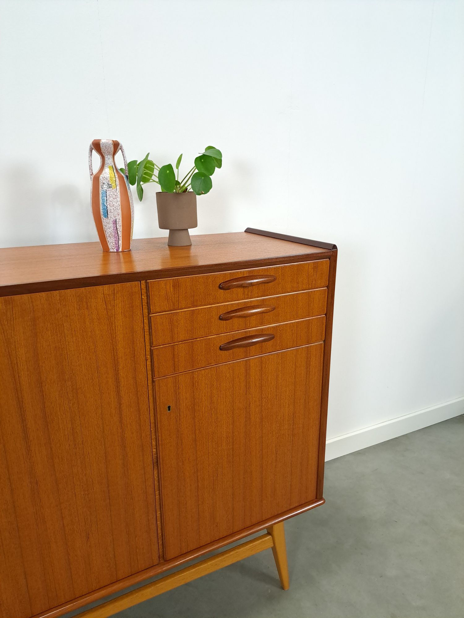 Teak Kast Met Schuine Poten En Lades Uit Zweden image 9