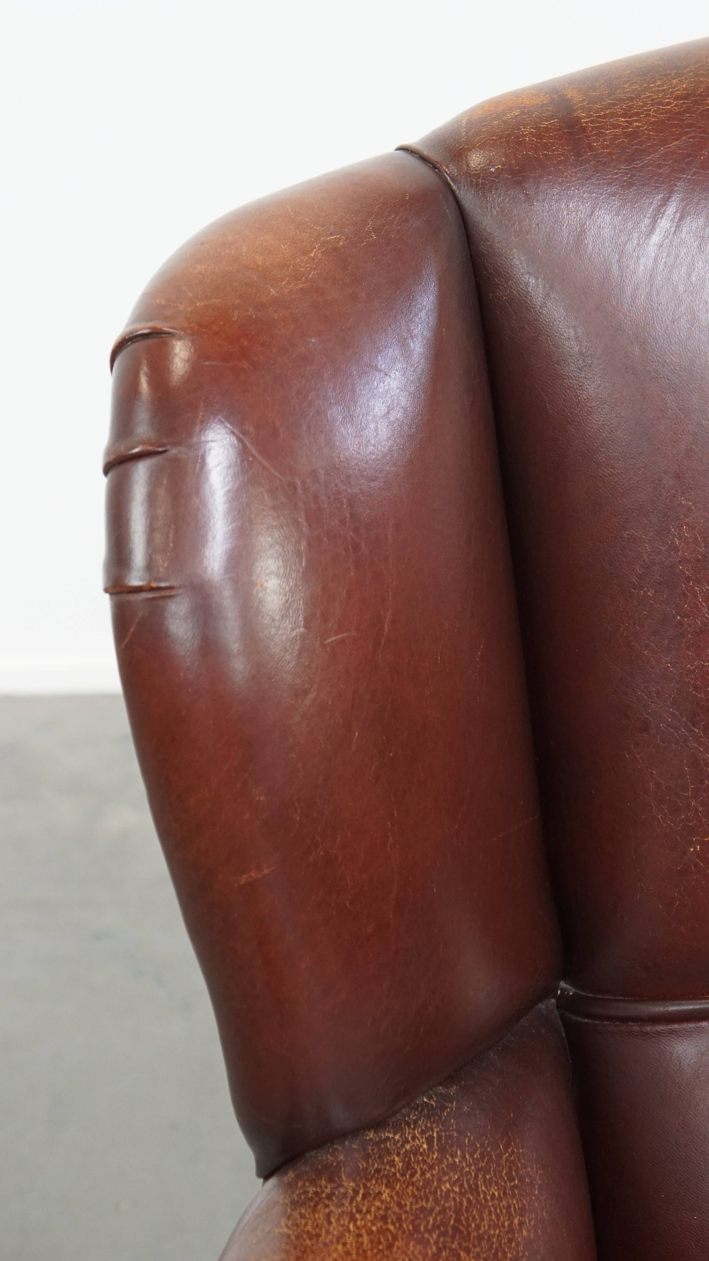 Karaktervolle Schapenleren Oorfauteuil Met Een Donkere Warme Kleurstelling En Een Prachtig Patina image 12