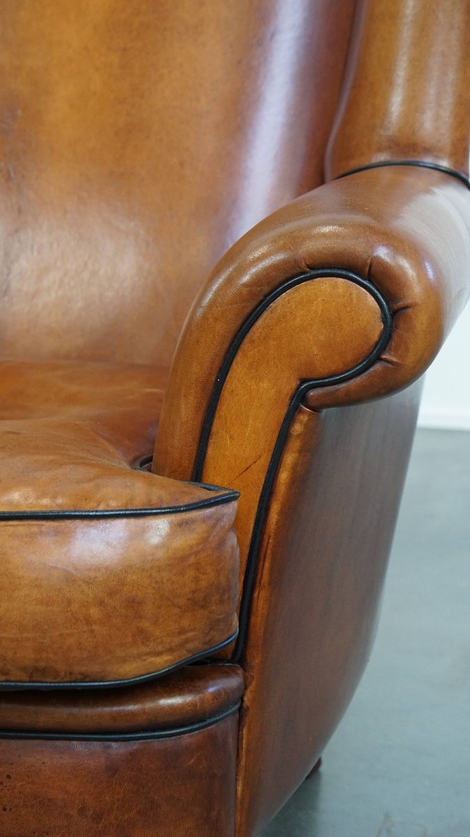 Sierlijke Schapenleren Oorfauteuil Met Zwarte Biezen En Klassieke Vormen image 9