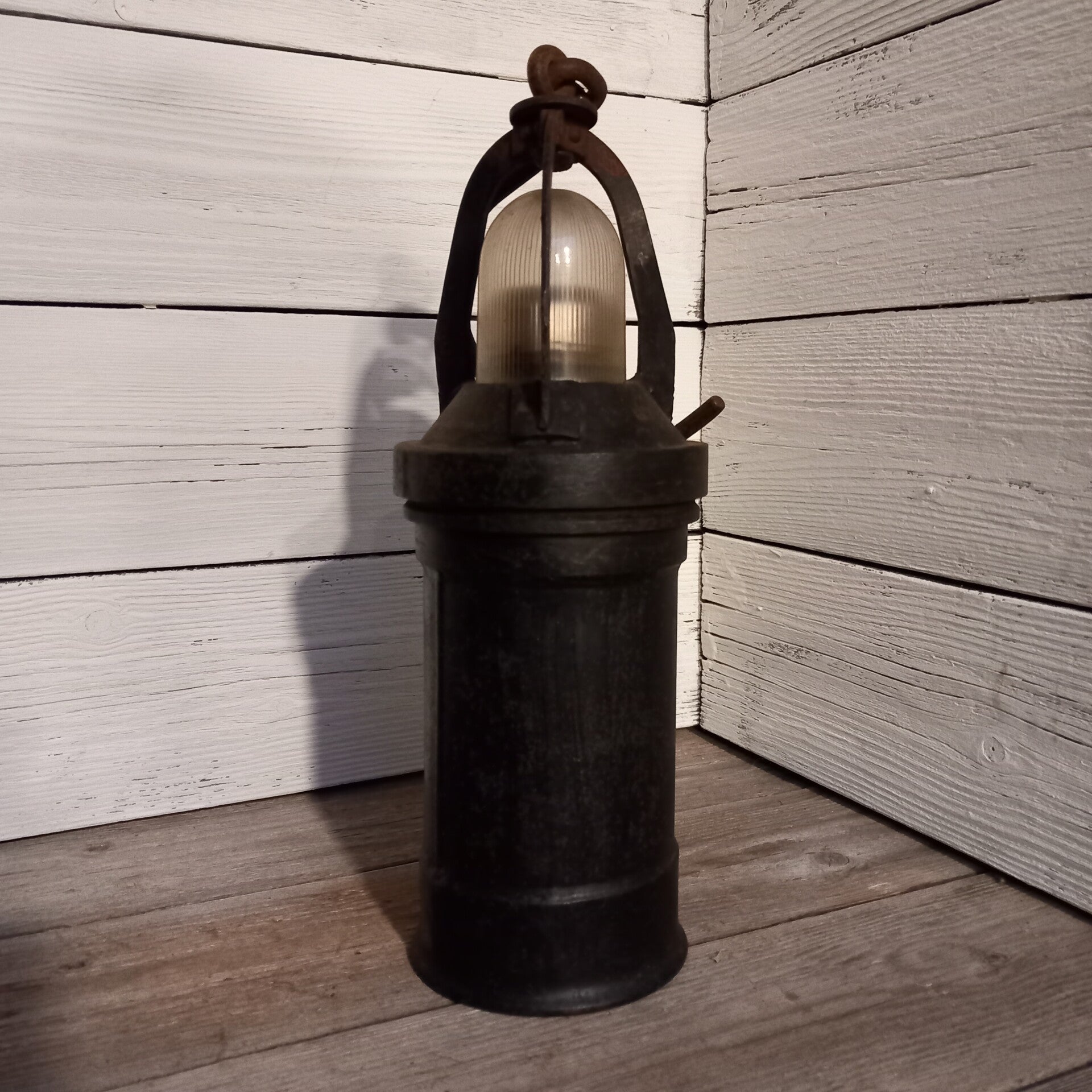 Oude Gietijzeren Industriele Mijnlamp / Potlamp. image 2