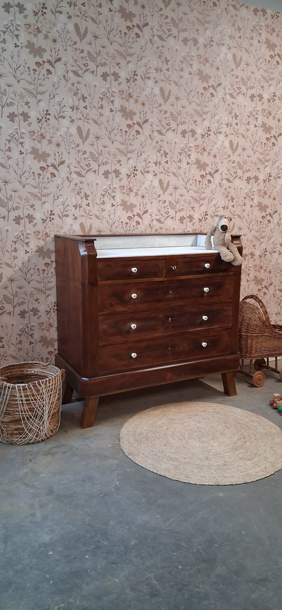 Franse Vintage Commode Met Lades Wit Marmeren Blad image 4