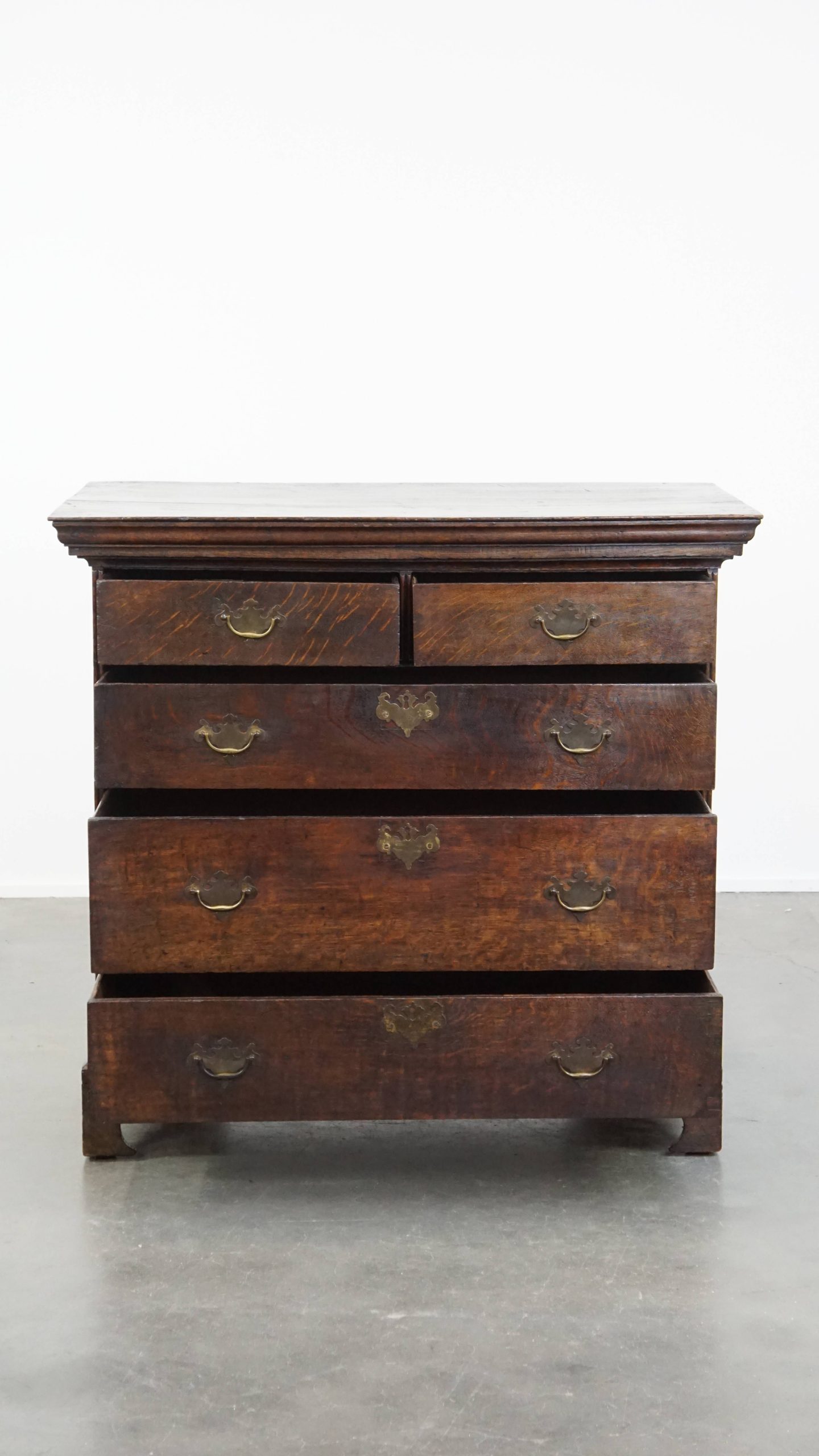 Elegante Vroeg 18e Eeuwse Antieke Engelse Ladekast/ Commode Gemaakt Van Eikenhout Met 5 Lades image 4