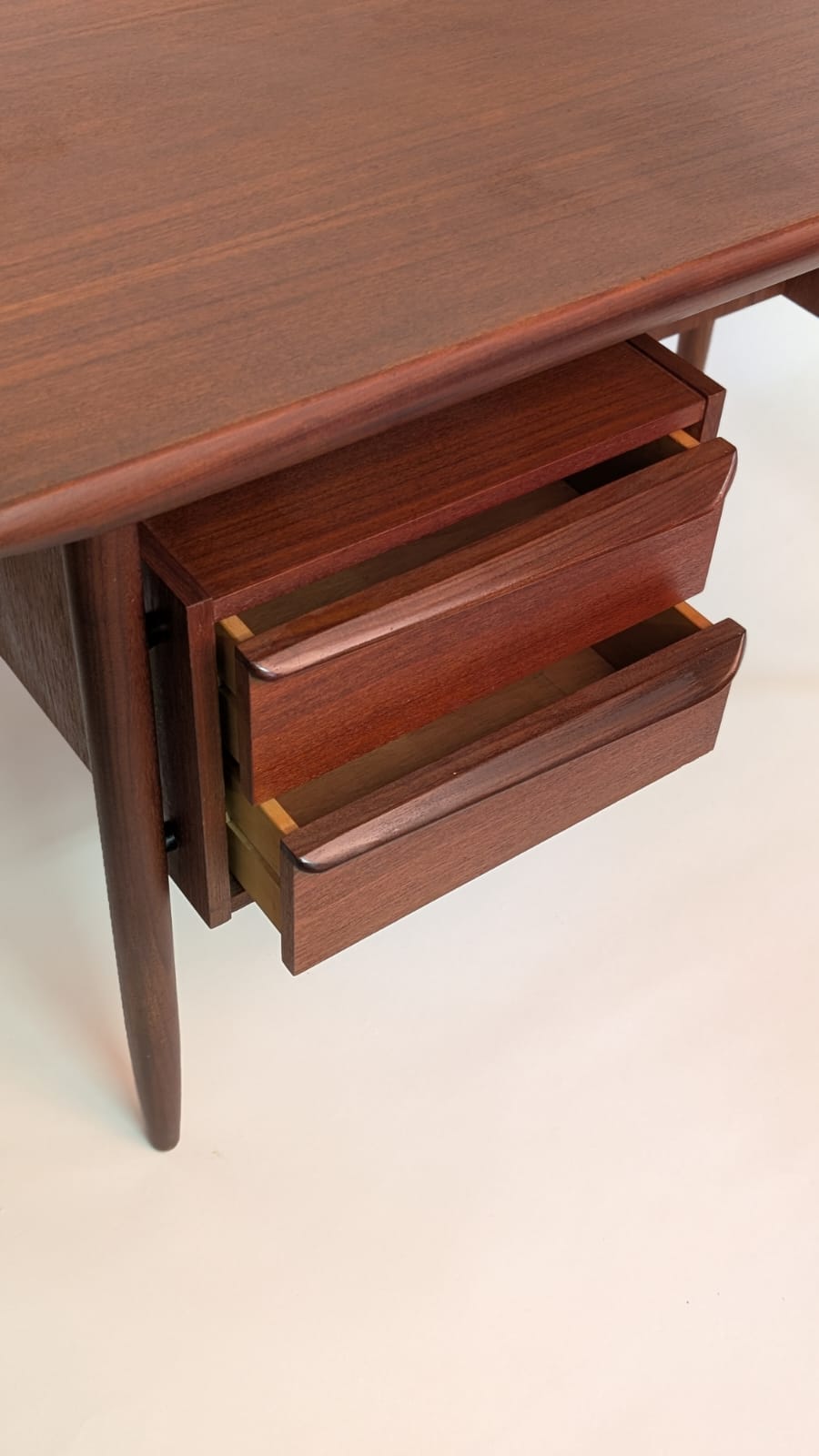 Iconisch Mid-century Teak Bureau – Tijseling Voor Hulmefa – Jaren ’50 – Cowhorn / Design Bureau / Retro Meubel image 6