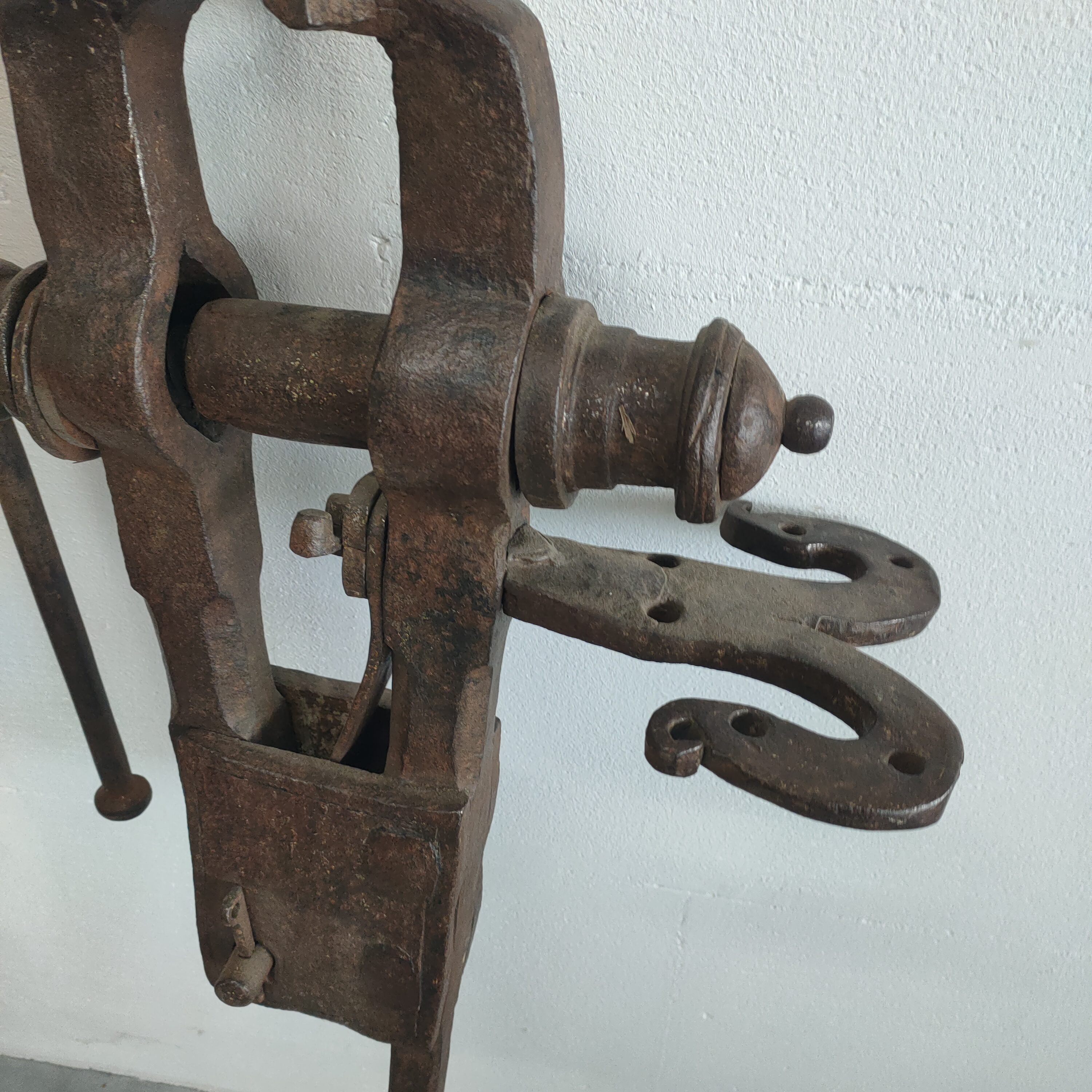 Antieke Bankschroef Met Lange Staart. image 4