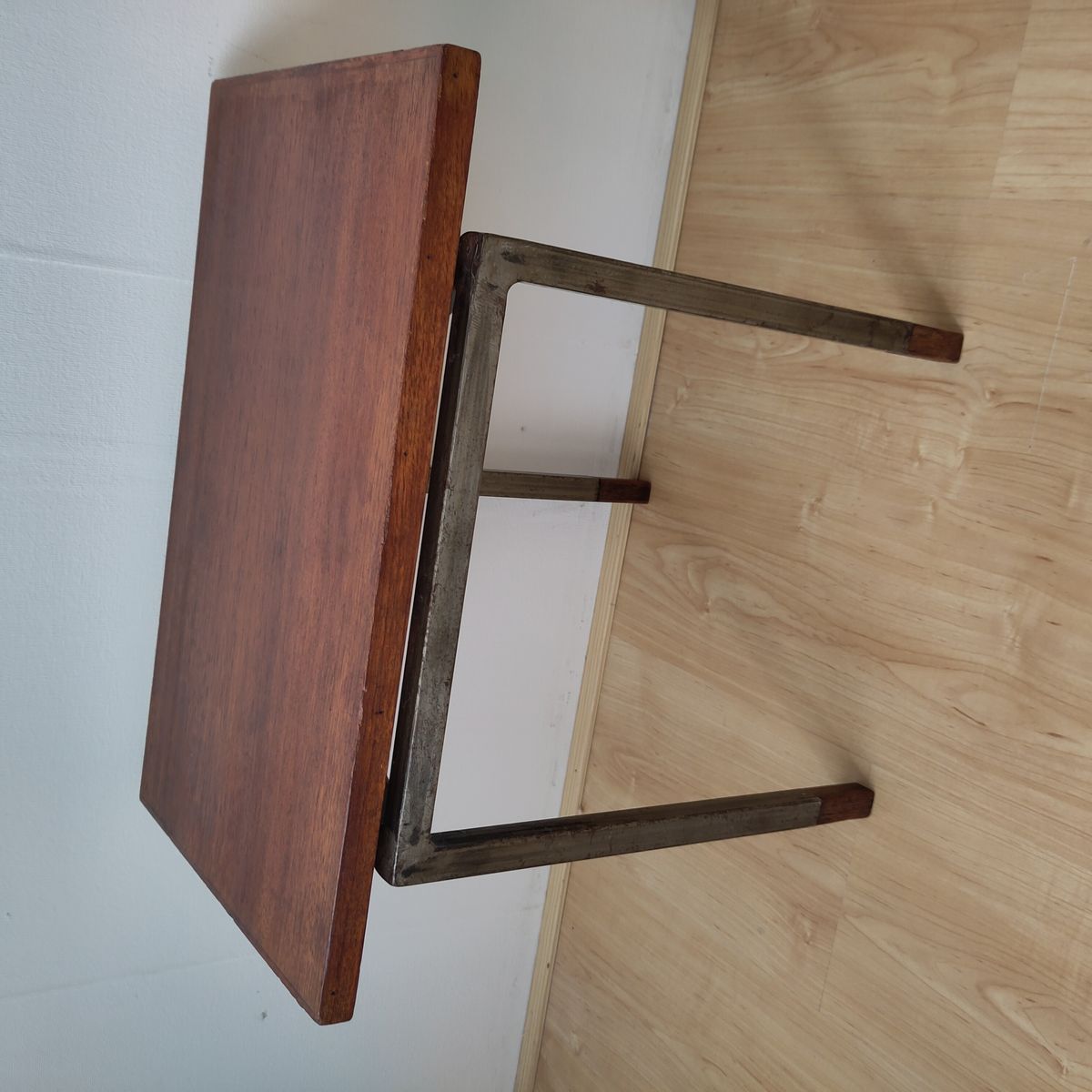 Jaren 60 Bijzettafeltje Hout En Metaal Driepoot image 5