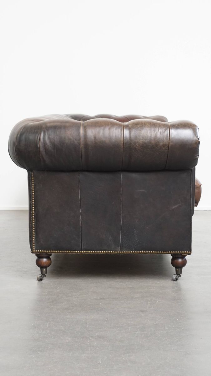 Luxe En Charmante Rundleren 3-zits Chesterfield Bank Op Wieltjes Met Een Onweerstaanbaar Karakter image 2