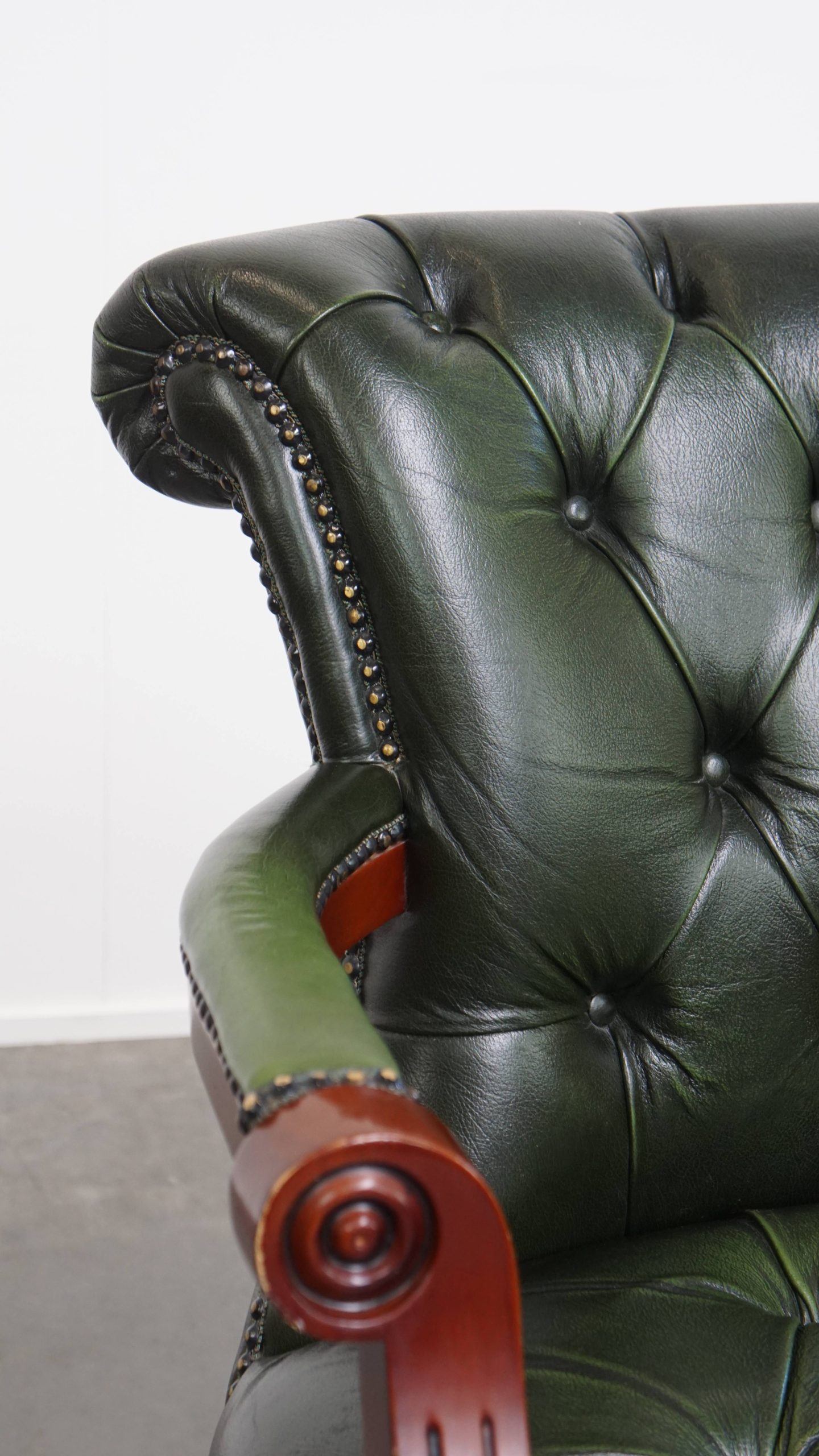 Tijdloze Groene Rundleren Chesterfield Bureaustoel In Engelse Stijl Op Wieltjes image 9