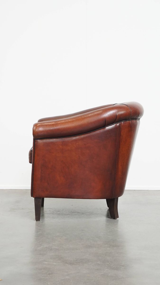 Mooie Tijdloze Schapenleren Clubfauteuil In Een Warme Diepe Kleur En Afgewerkt Met Zwarte Biezen image 5