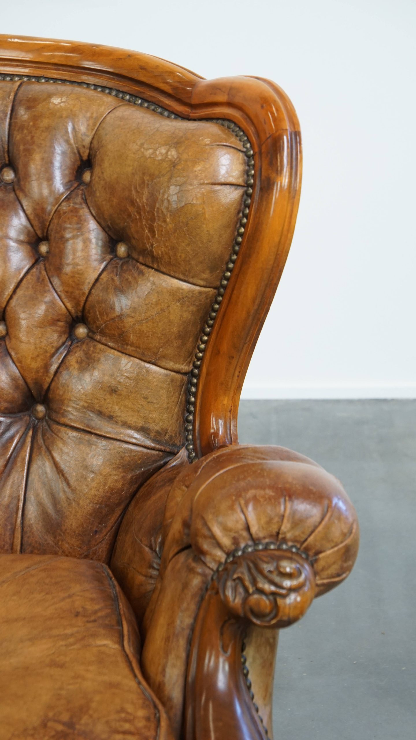 Charmante Antieke Barokke Schapenleren Chesterfield Fauteuil Met Een Mooi Patina image 15