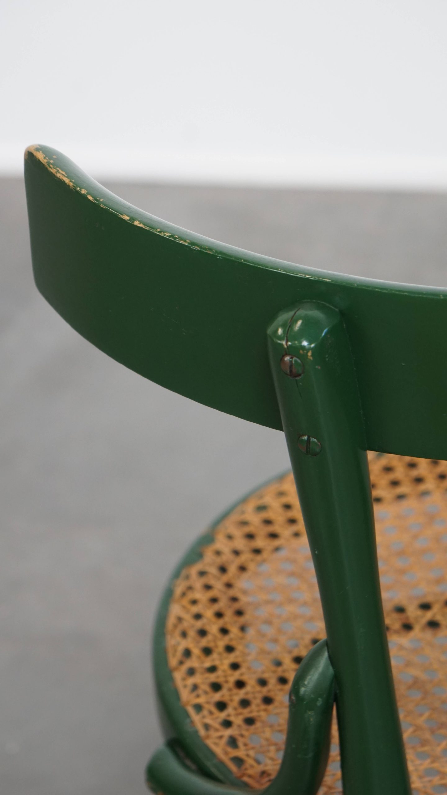 Leuke Groene Sierlijke Vintage Bistro Stoel Met Een Gematte Rieten Zitting image 10