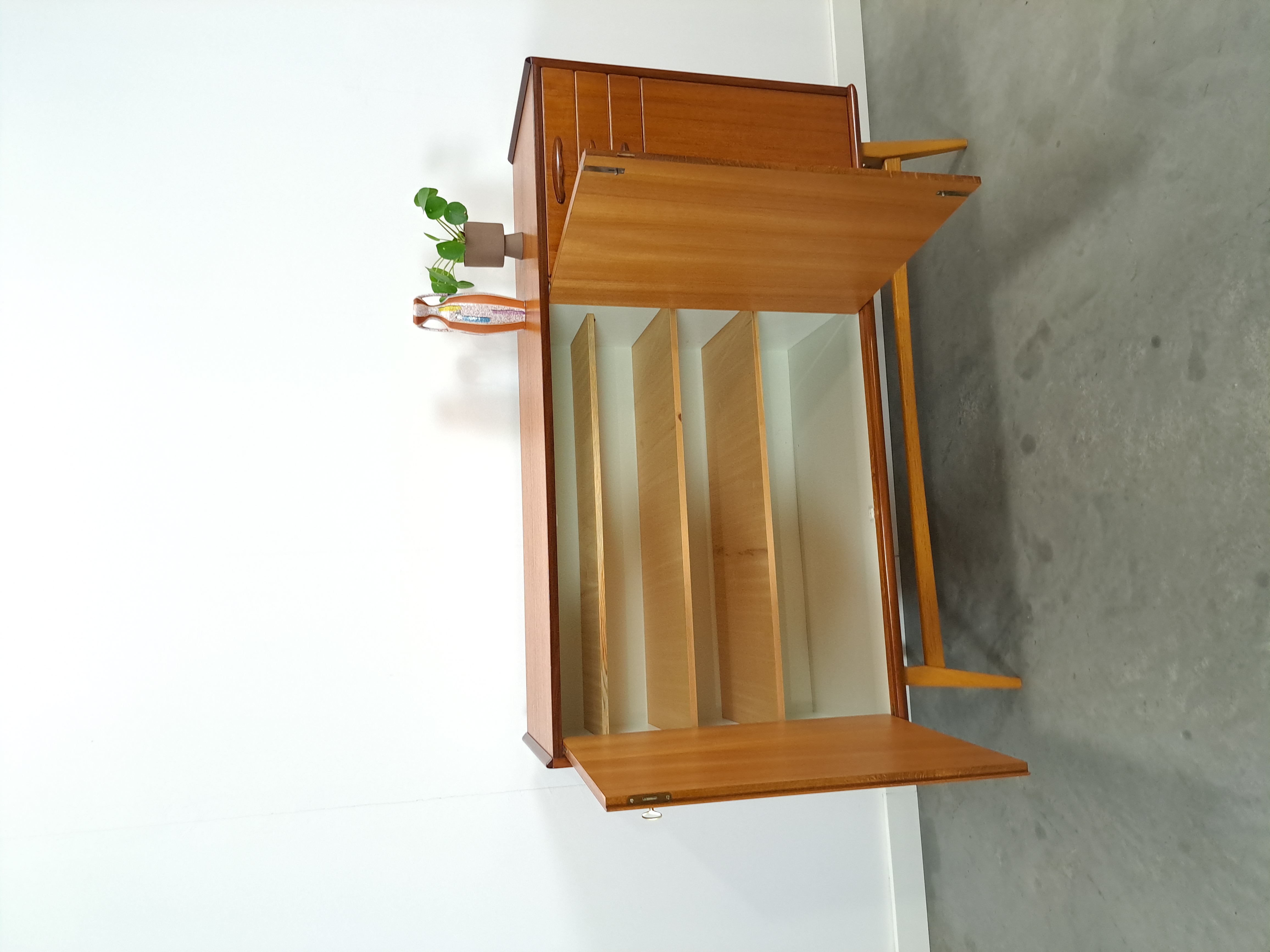 Teak Kast Met Schuine Poten En Lades Uit Zweden image 7