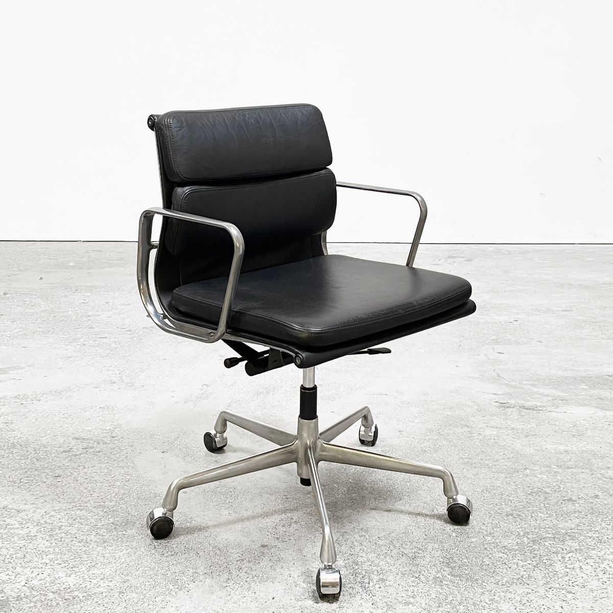 Vitra Ea 217 Soft Pad Bureaustoel Door Charles Eames. image 5