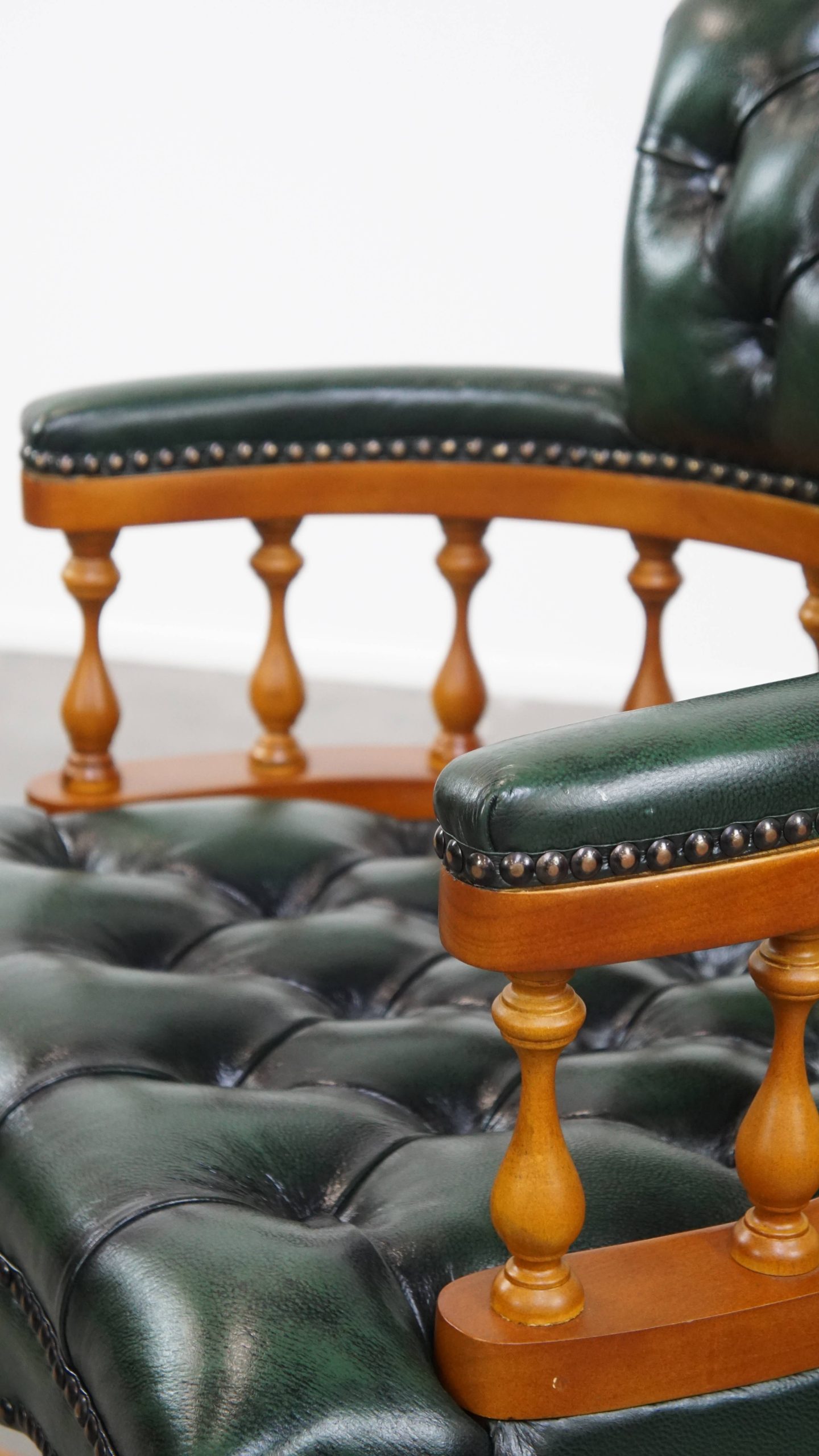 Groene Klassieke En Tijdloze Chesterfield Bureaustoel Gemaakt Van Rundleer Op Wieltjes image 11
