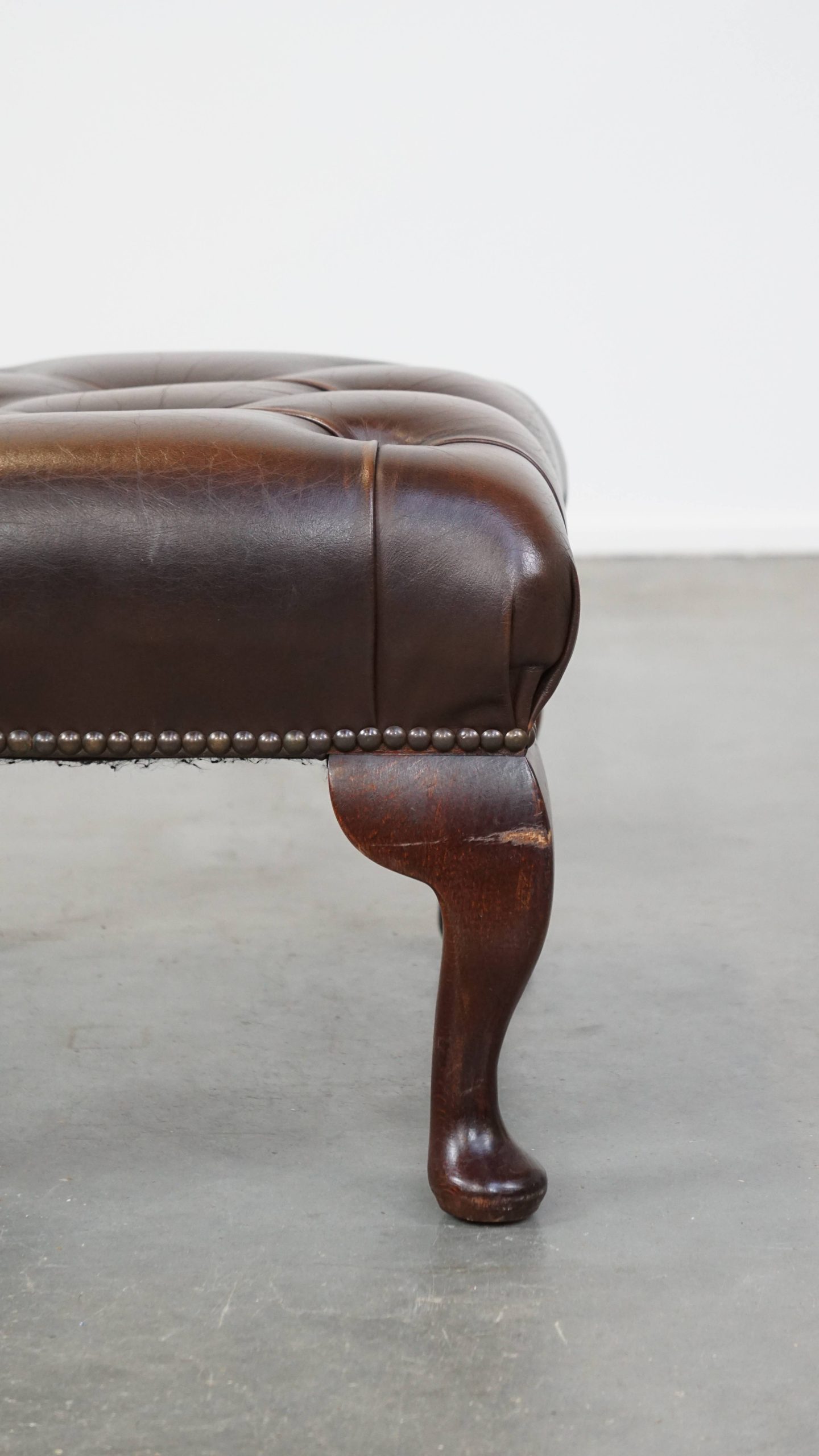Sierlijke, Donkerbruine Rundleren Chesterfield Hocker image 10