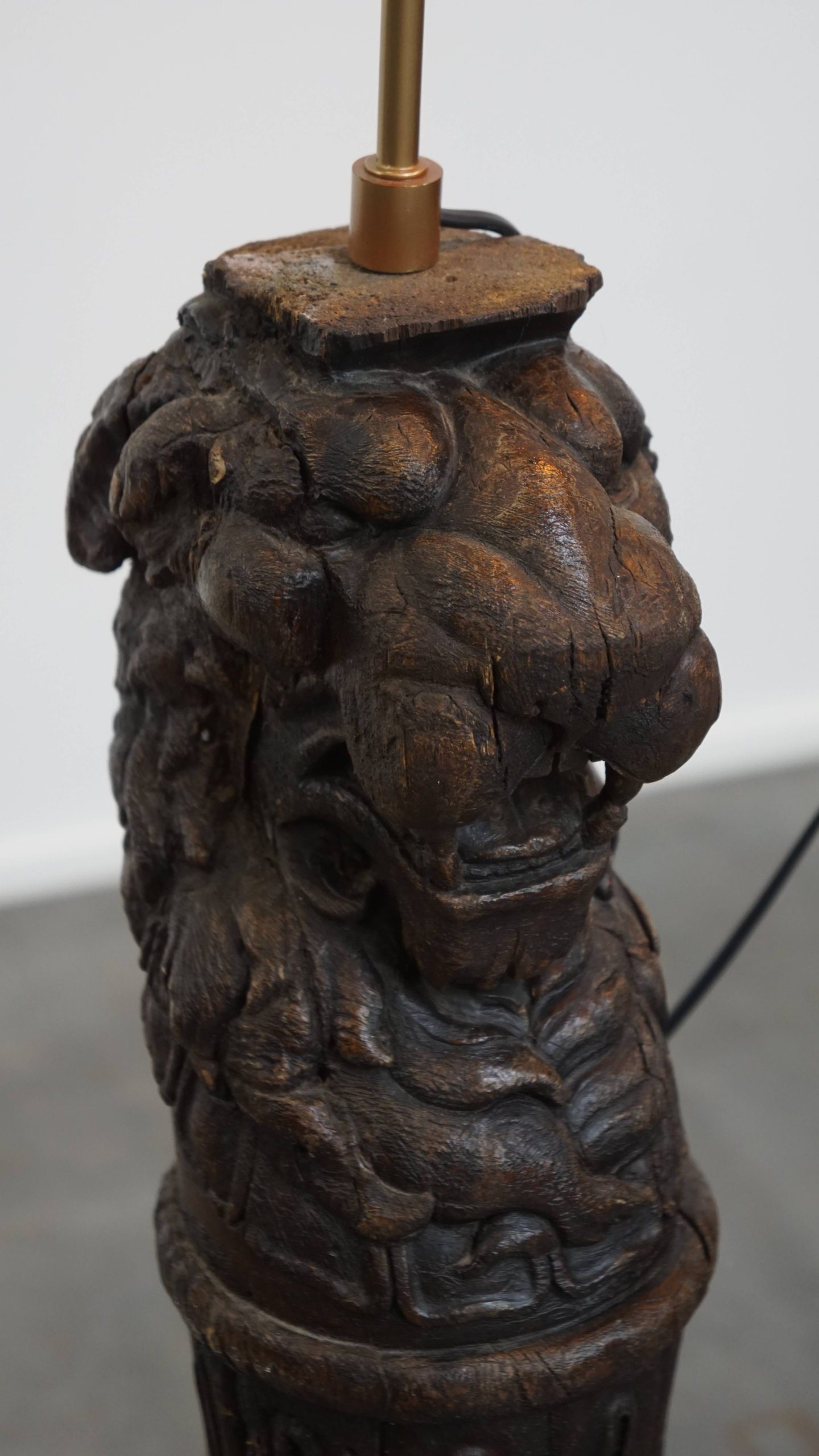 Set Van 2 Prachtige Unieke Handgesneden Antieke Houten Staande Lampen Met Leeuwenkoppen image 7