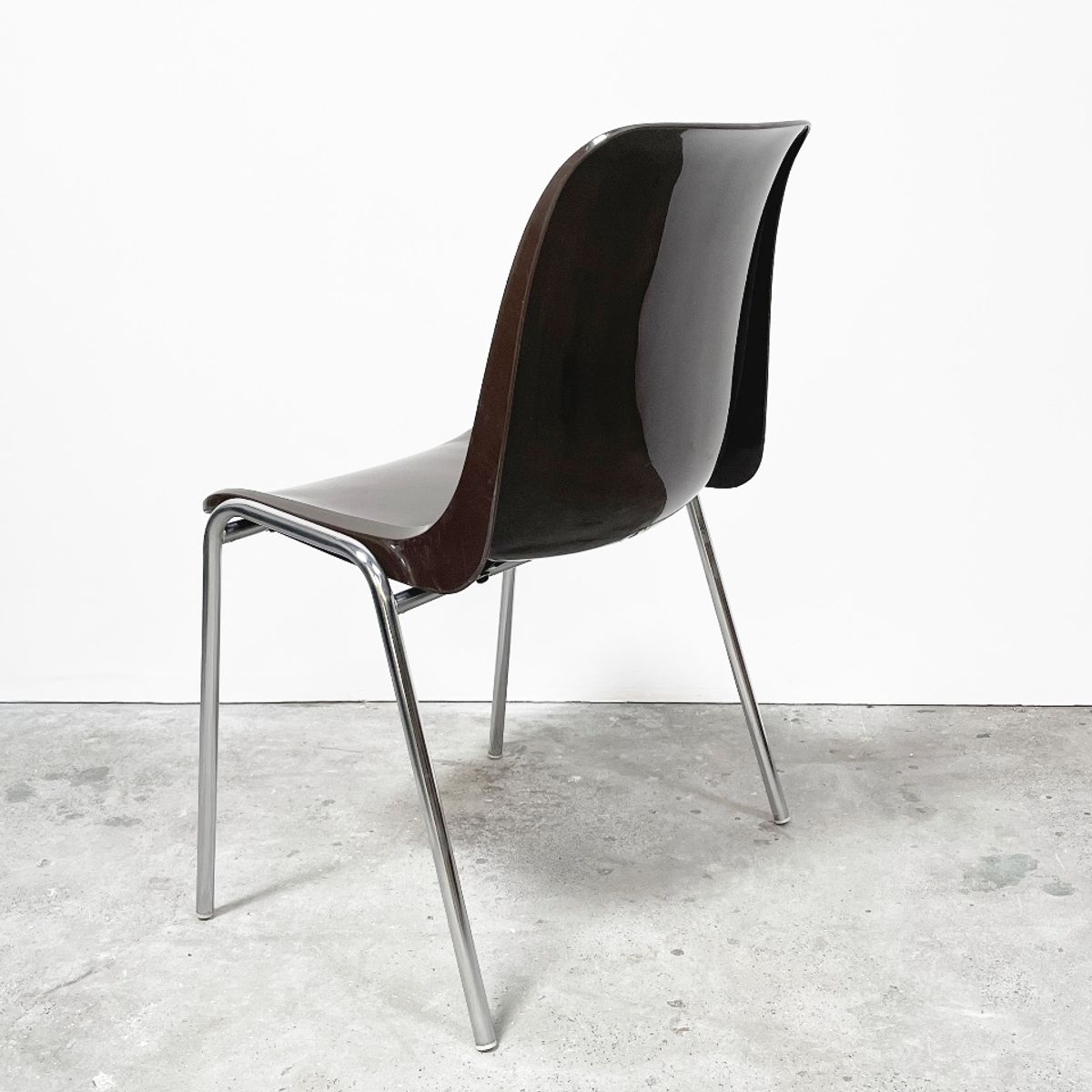 Vintage Helmut Starke Stapelbare Kuip Stoelen, High Gloss Bruin. image 5