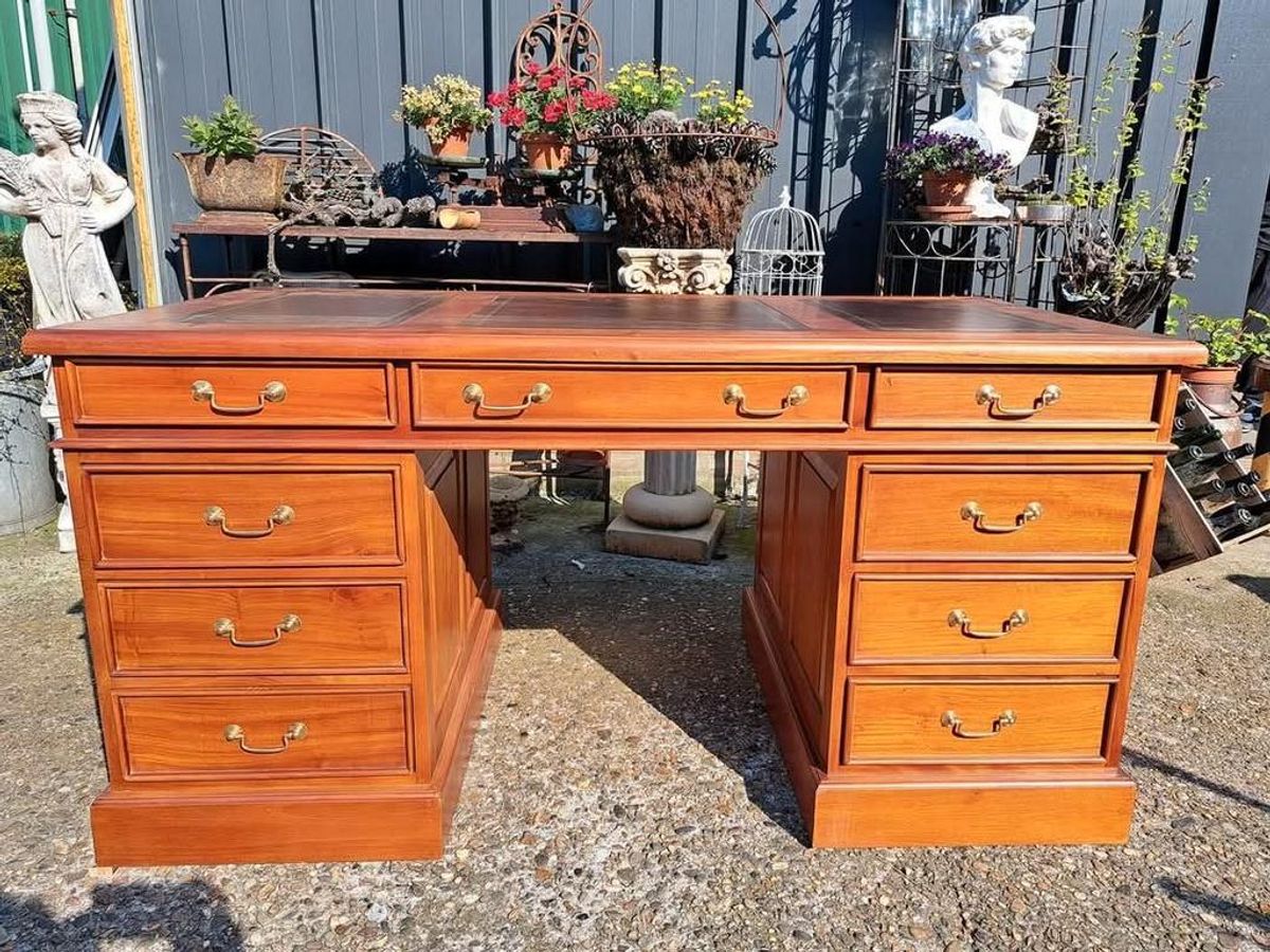 Klassieke Engelse Schrijftafel, Bureau, Desk, Met Lederen In image 2