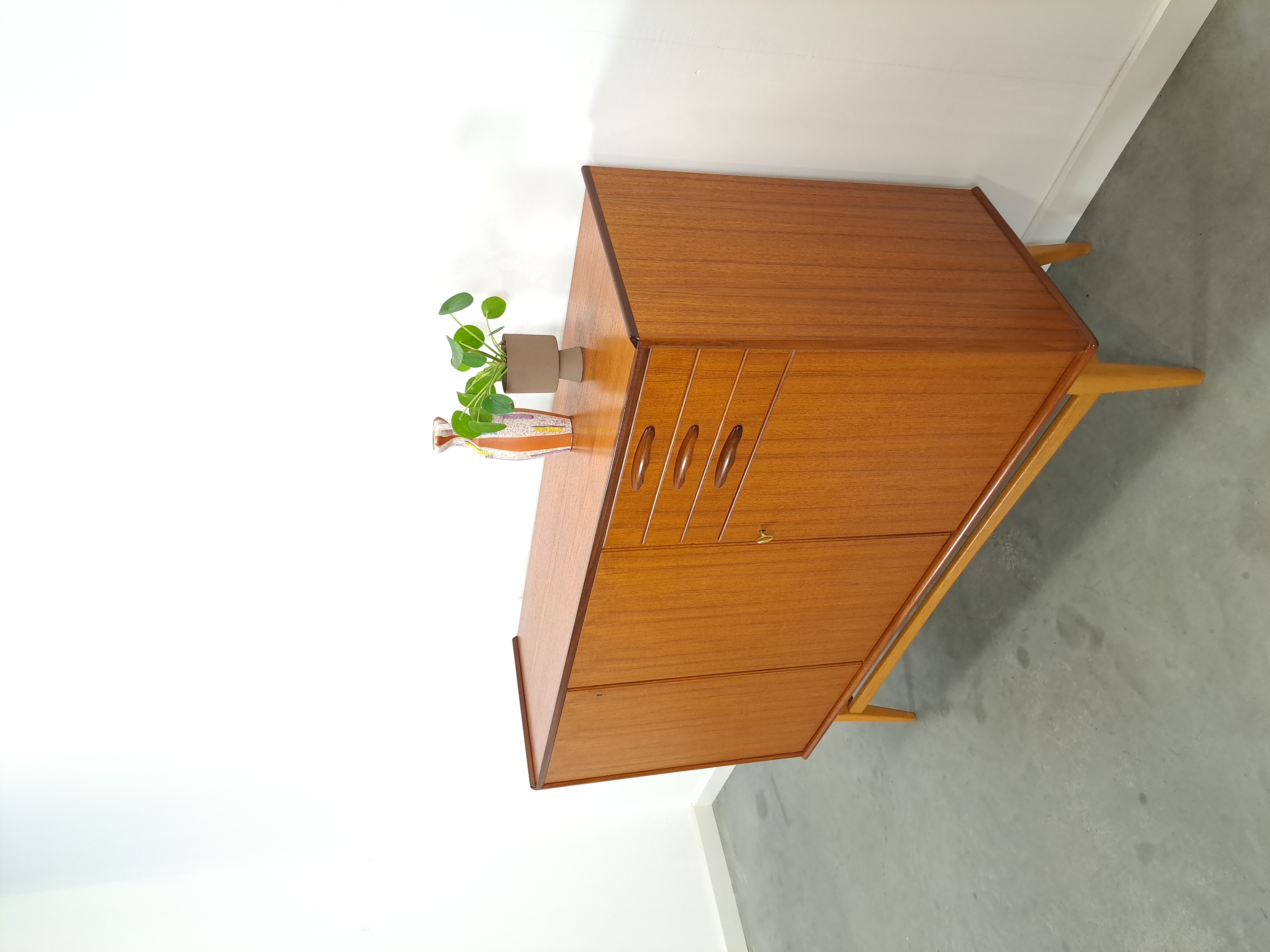 Teak Kast Met Schuine Poten En Lades Uit Zweden image 14