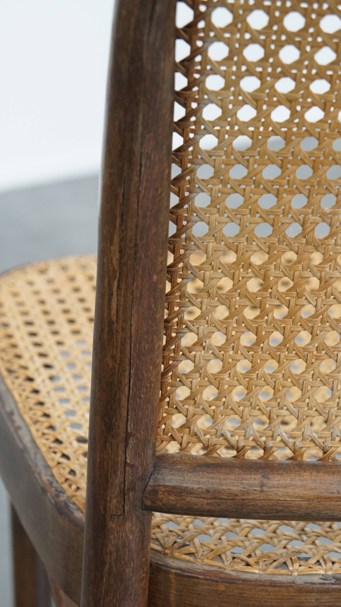 Tijdloos En Charmant Bistro Stoeltje In De Stijl Van Thonet Met Uniek Houten Frame image 14