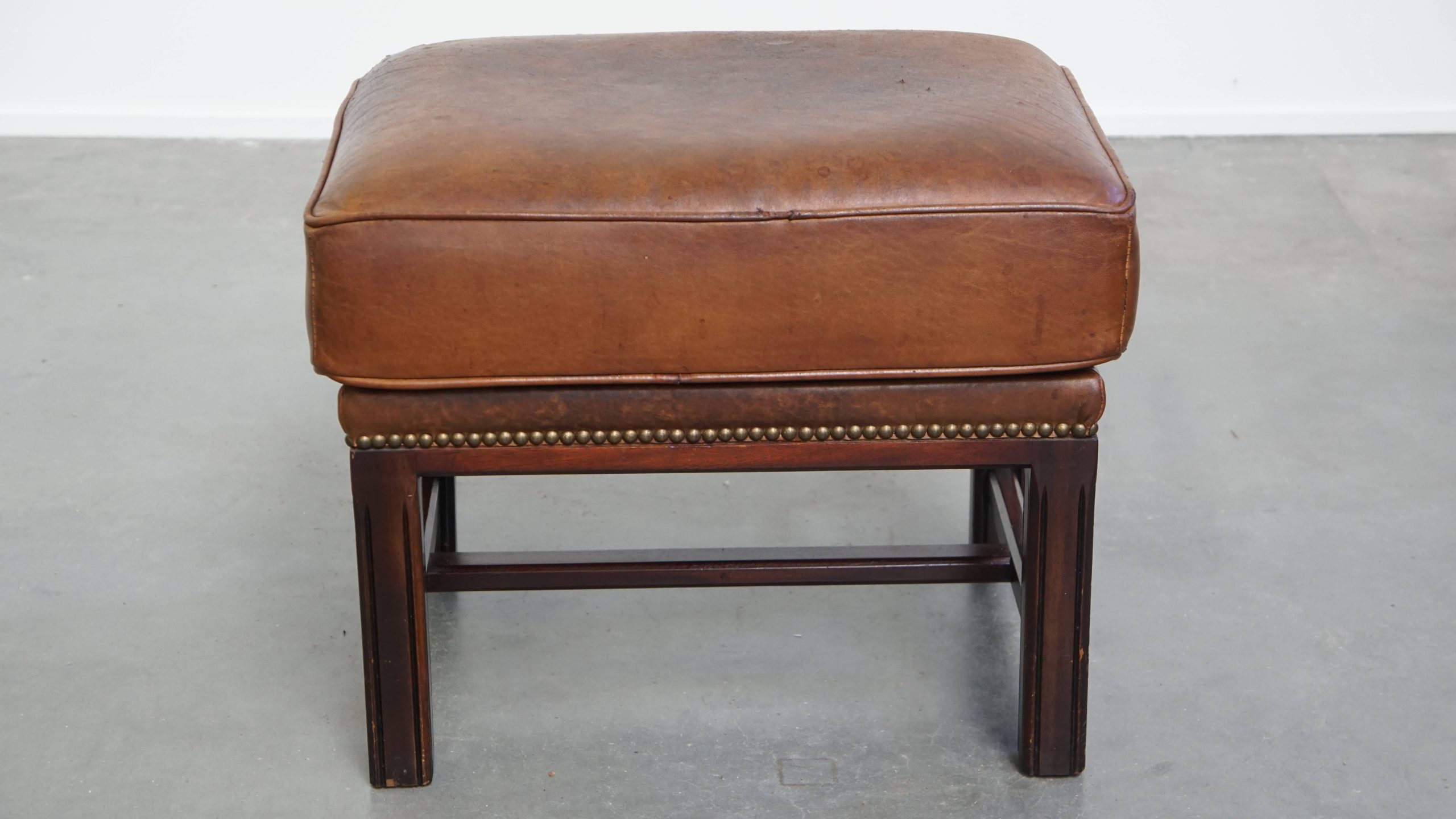 Hocker Gemaakt Van Schapenleer Met Een Houten Frame En Een Afwerking Met Siernagels image 3