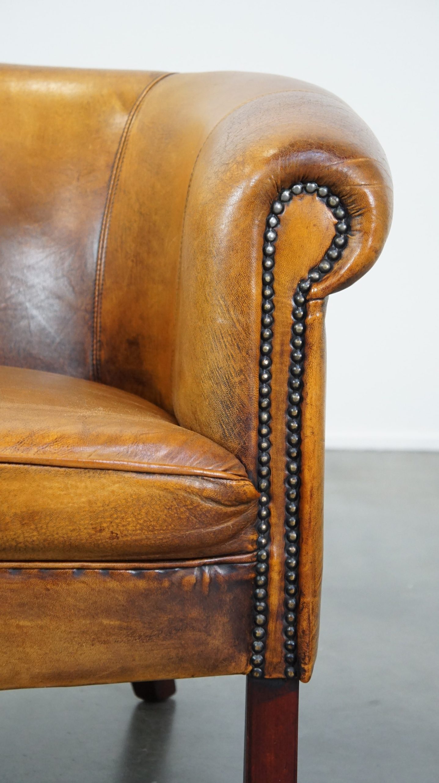 Subtiele Schapenleren Clubfauteuil Afgewerkt Met Siernagels En De Mooiste Kleuren image 10