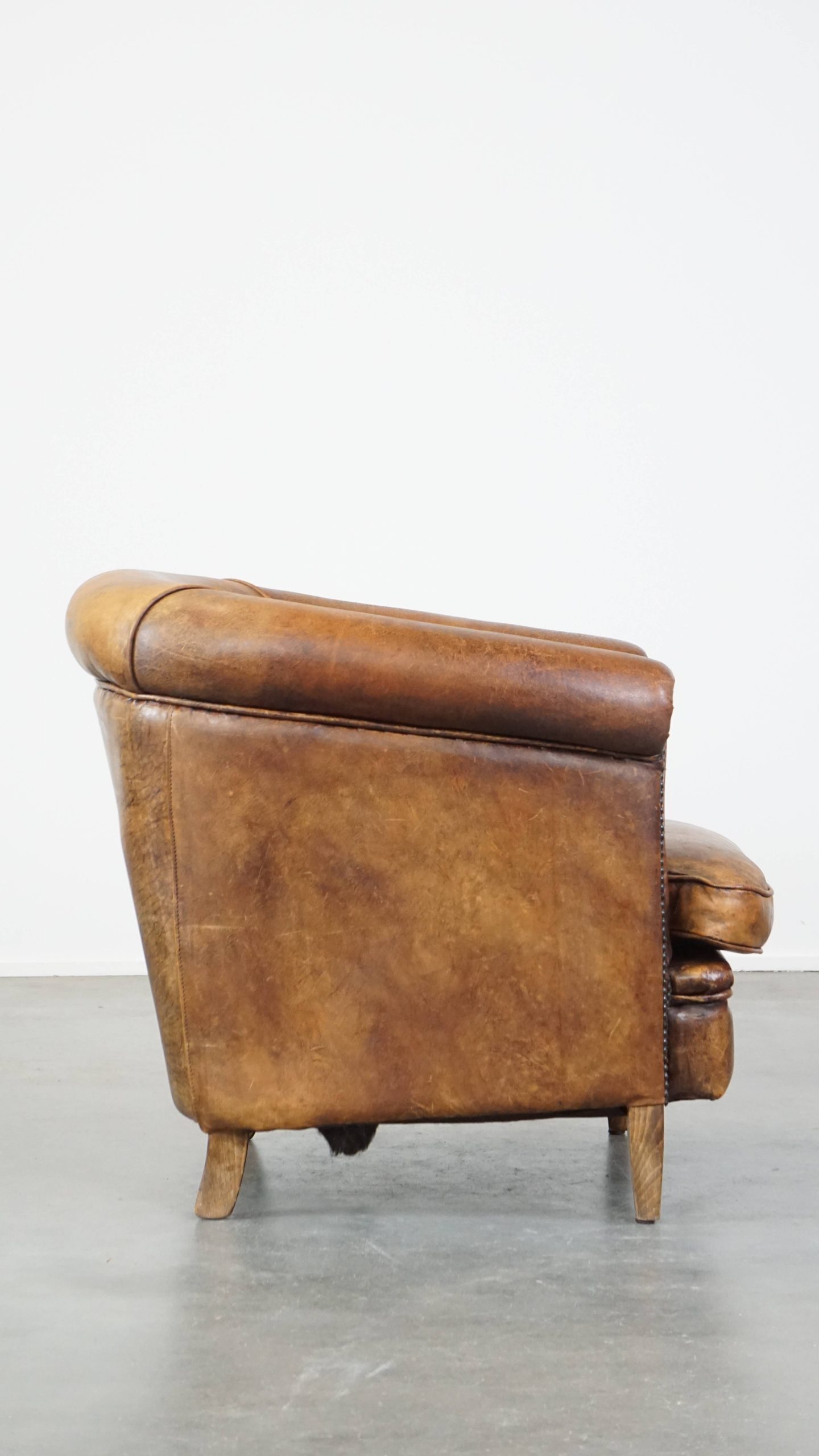 Cognac-kleurige, Karakteristieke Vintage Schapenleren Clubfauteuil Met Een Tijdloos Design image 11