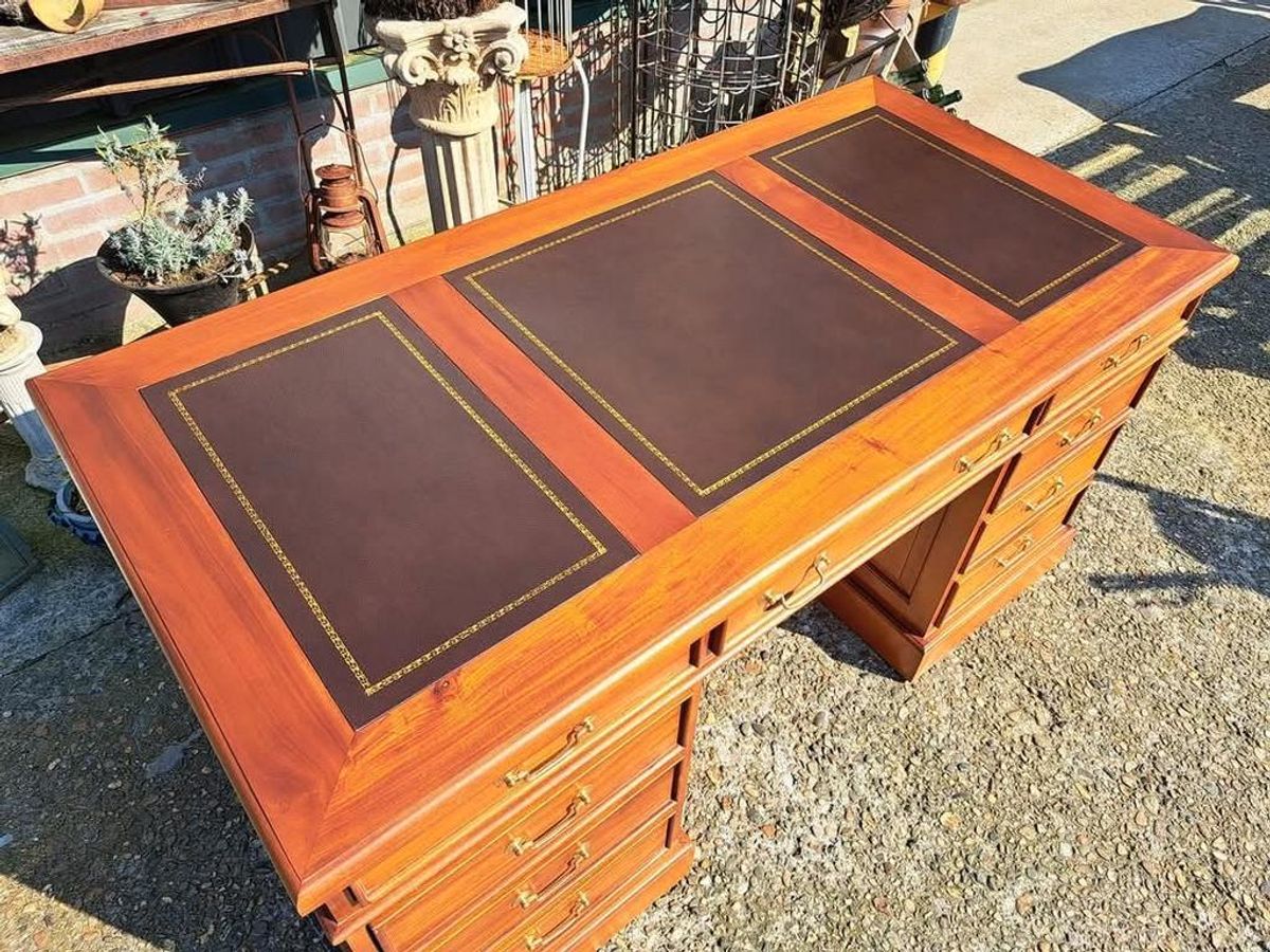 Klassieke Engelse Schrijftafel, Bureau, Desk, Met Lederen In image 5