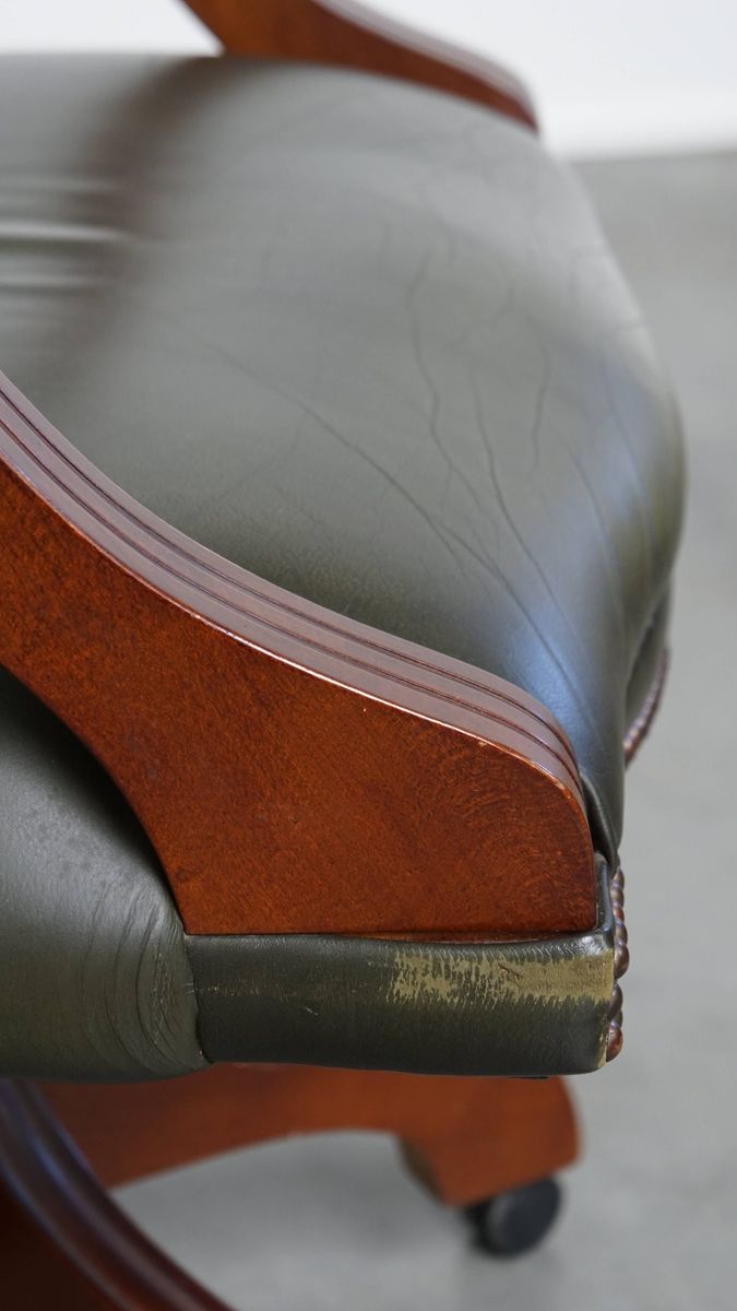 Tijdloze Groene Rundleren Chesterfield Bureaustoel In Engelse Stijl Op Wieltjes image 16