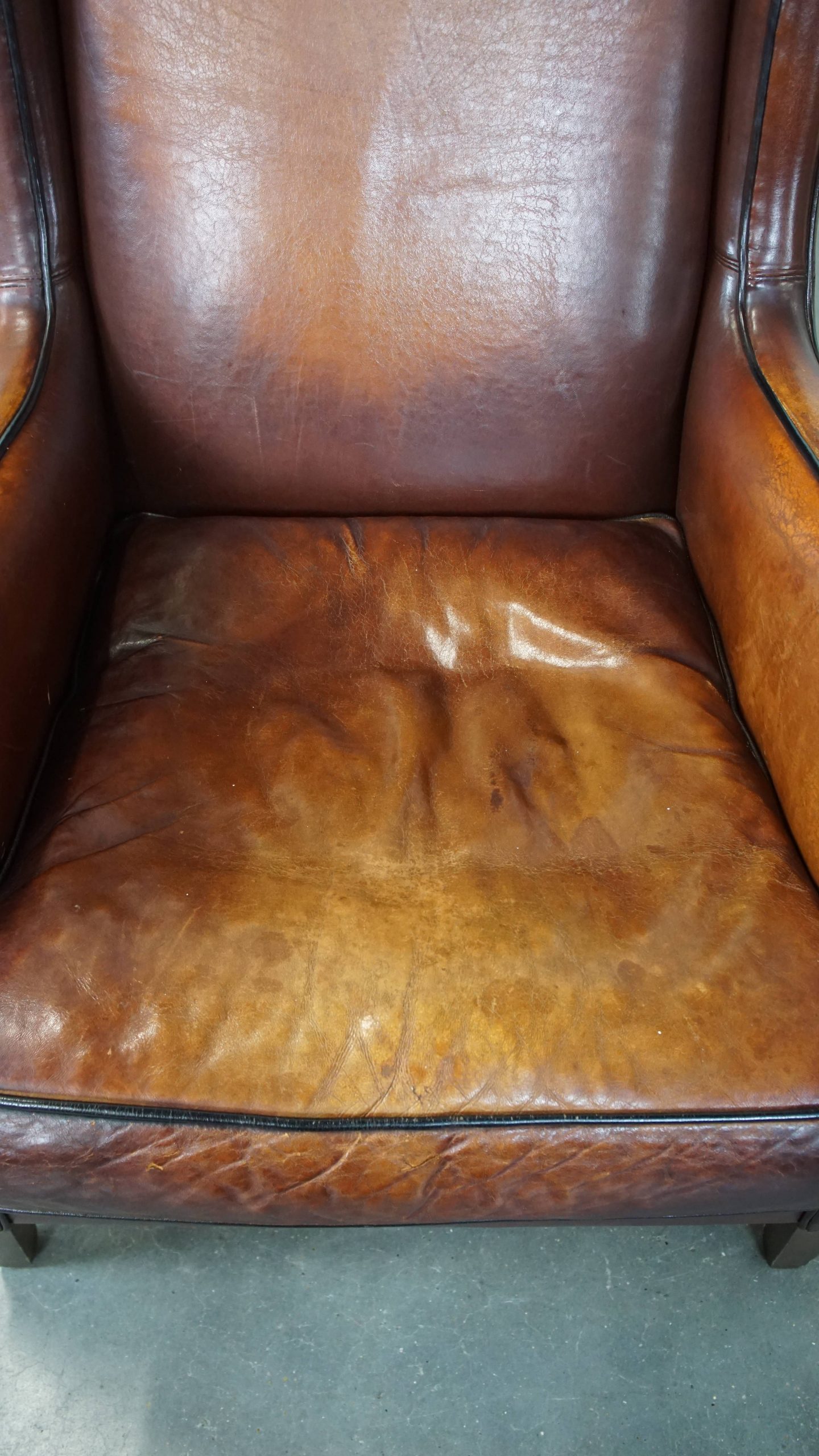 Prachtig Gekleurde, Stoere Vintage Schapenleren Fauteuil Met Een Hoge Rug En Afgewerkt Met Zwarte image 5