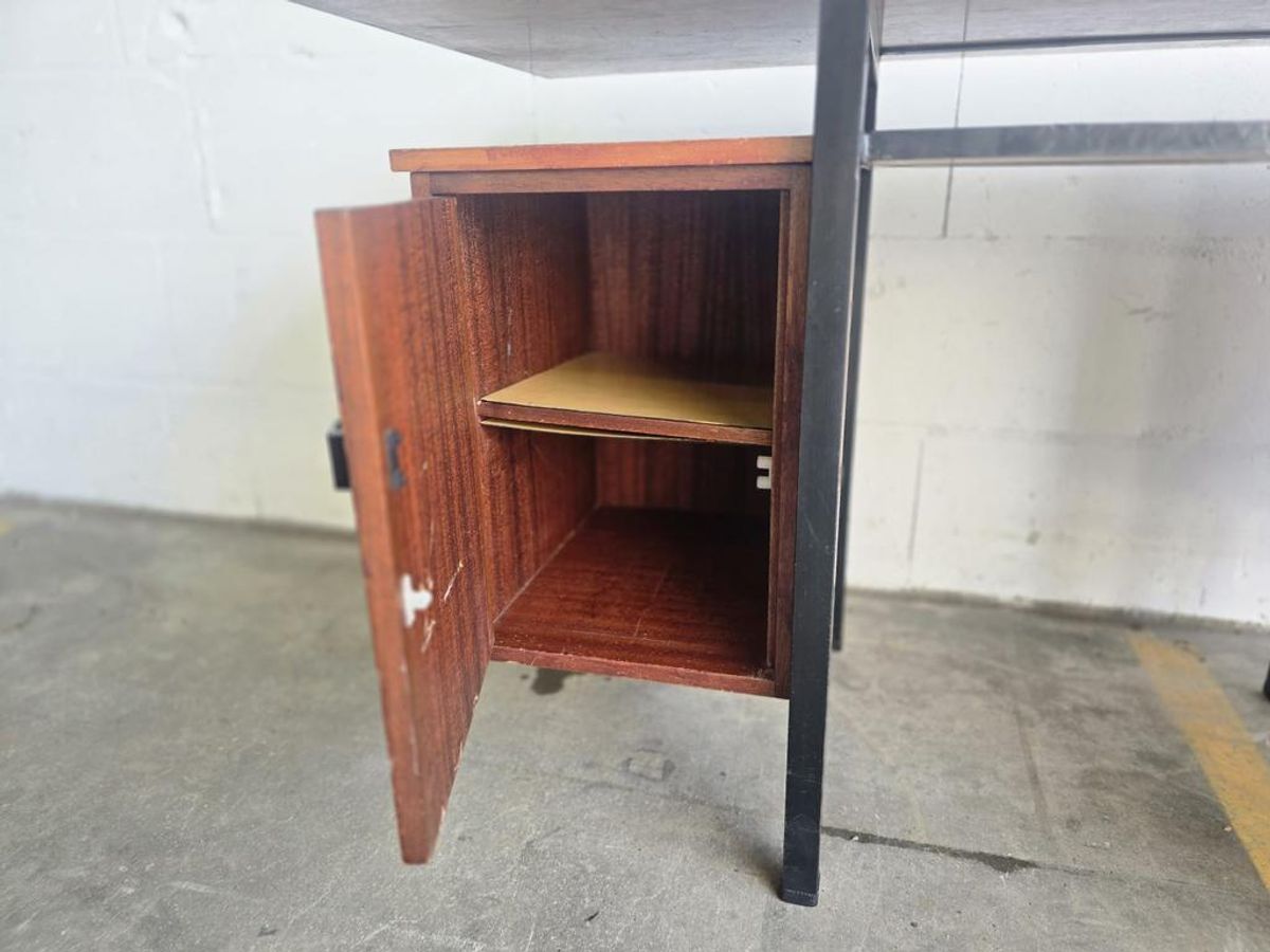 Vintage Houten Bureau Met Zwevend Blad En Zwart Frame image 11