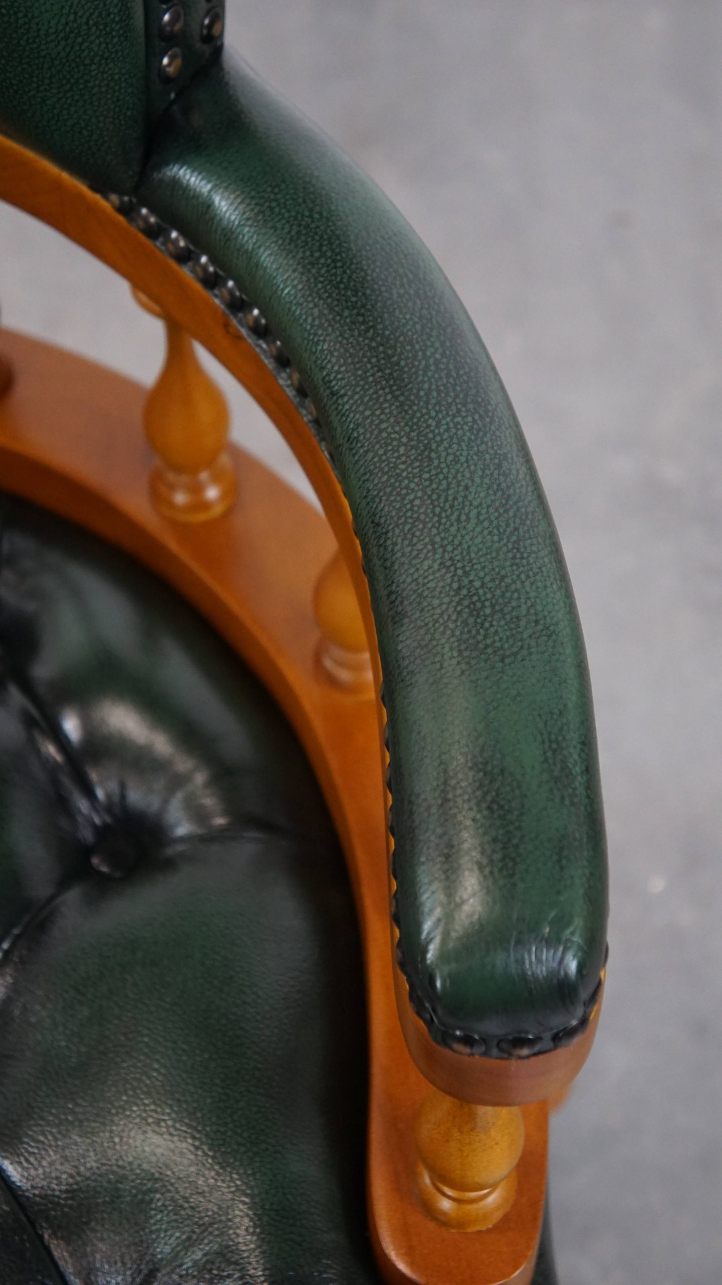 Groene Klassieke En Tijdloze Chesterfield Bureaustoel Gemaakt Van Rundleer Op Wieltjes image 9