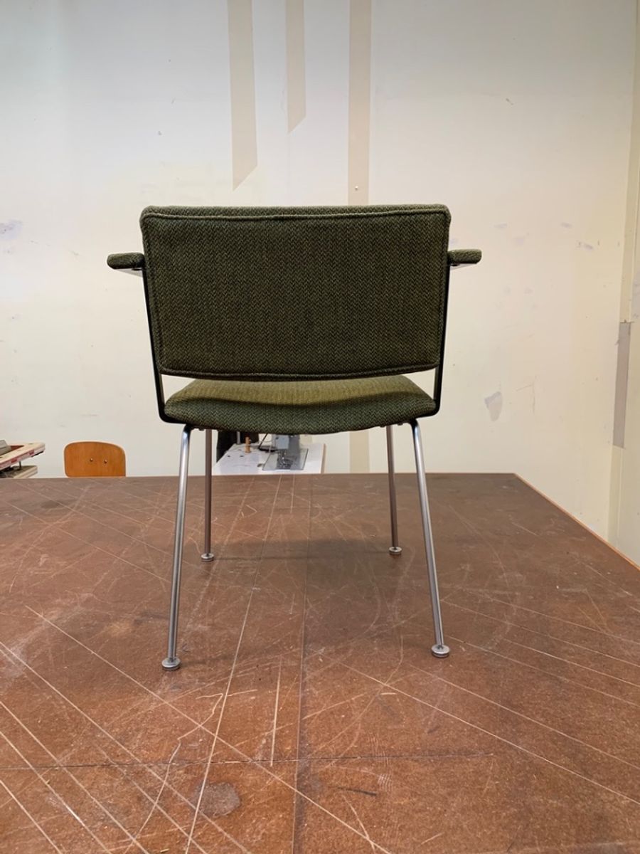 Vakwerk In Staal En Stof – Gispen 1265 image 4