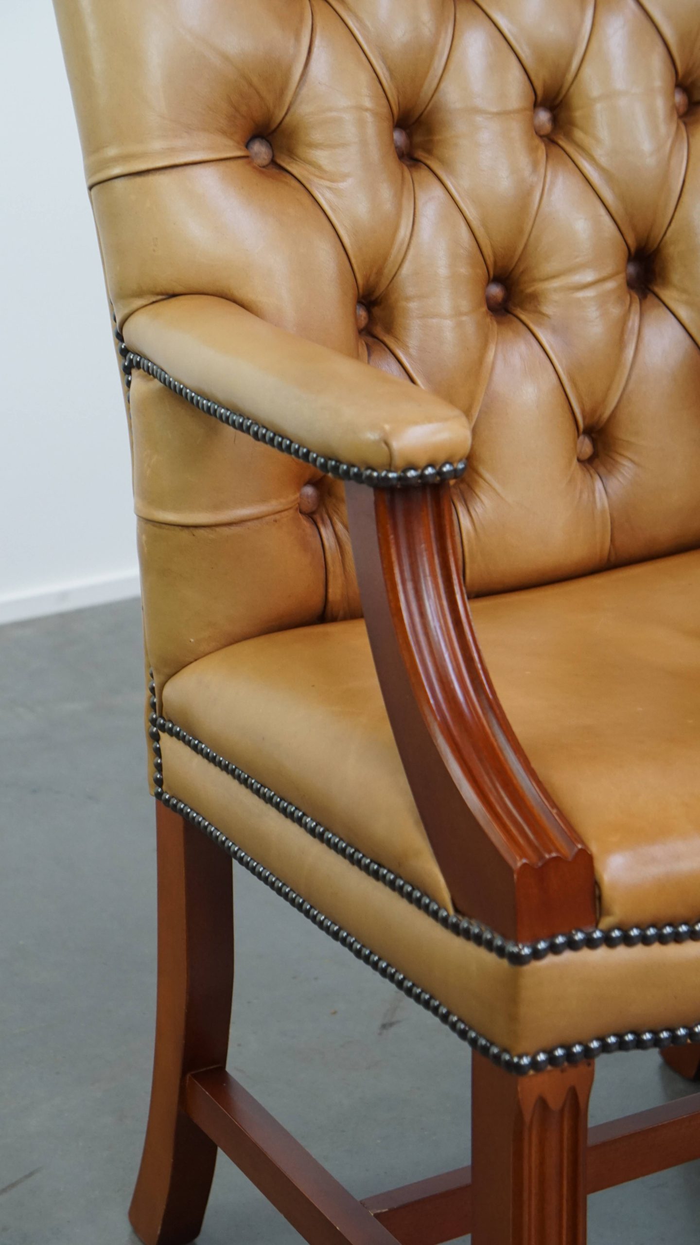 Set Van 4 Mooie En Luxe Rundleren Chesterfield Eetkamerstoelen In Een Lichte Cognac Kleur image 11
