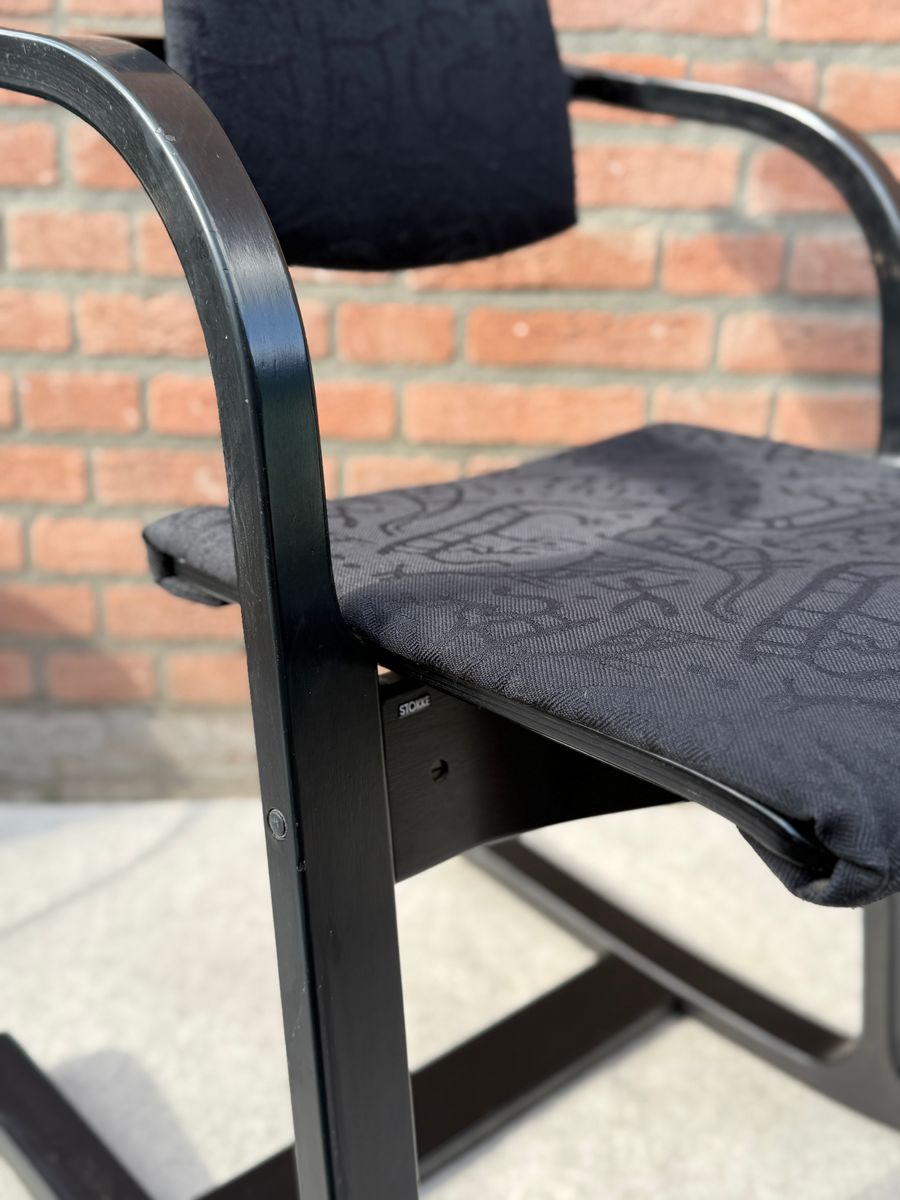 Stokke Peter Opsvik Actulum Ergonomisch Gevormde Schommelstoel - Zwarte Bekleding En Houten Frame image 4