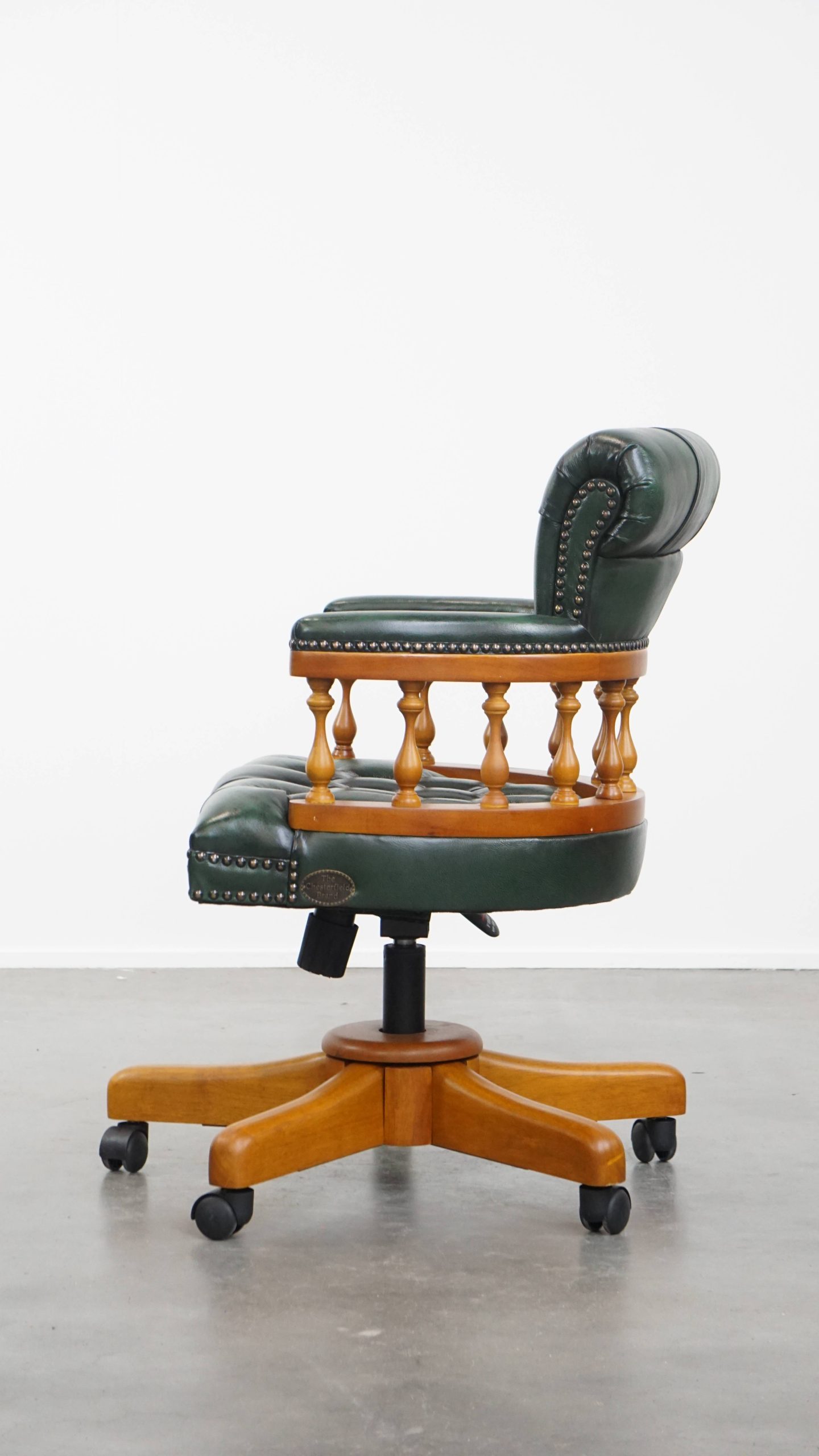Groene Klassieke En Tijdloze Chesterfield Bureaustoel Gemaakt Van Rundleer Op Wieltjes image 6