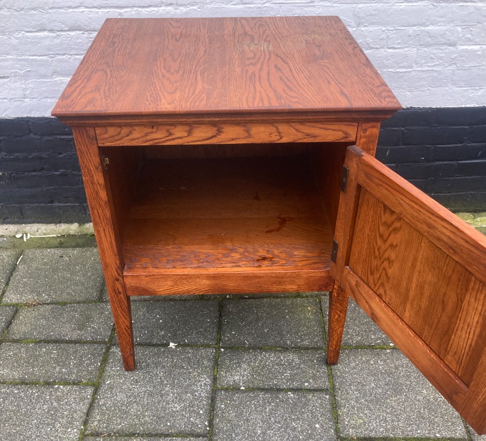 Eiken Bijzettafel - 1 Deurs Kastje 69 Cm Hoog, 62 Cm Breed image 3